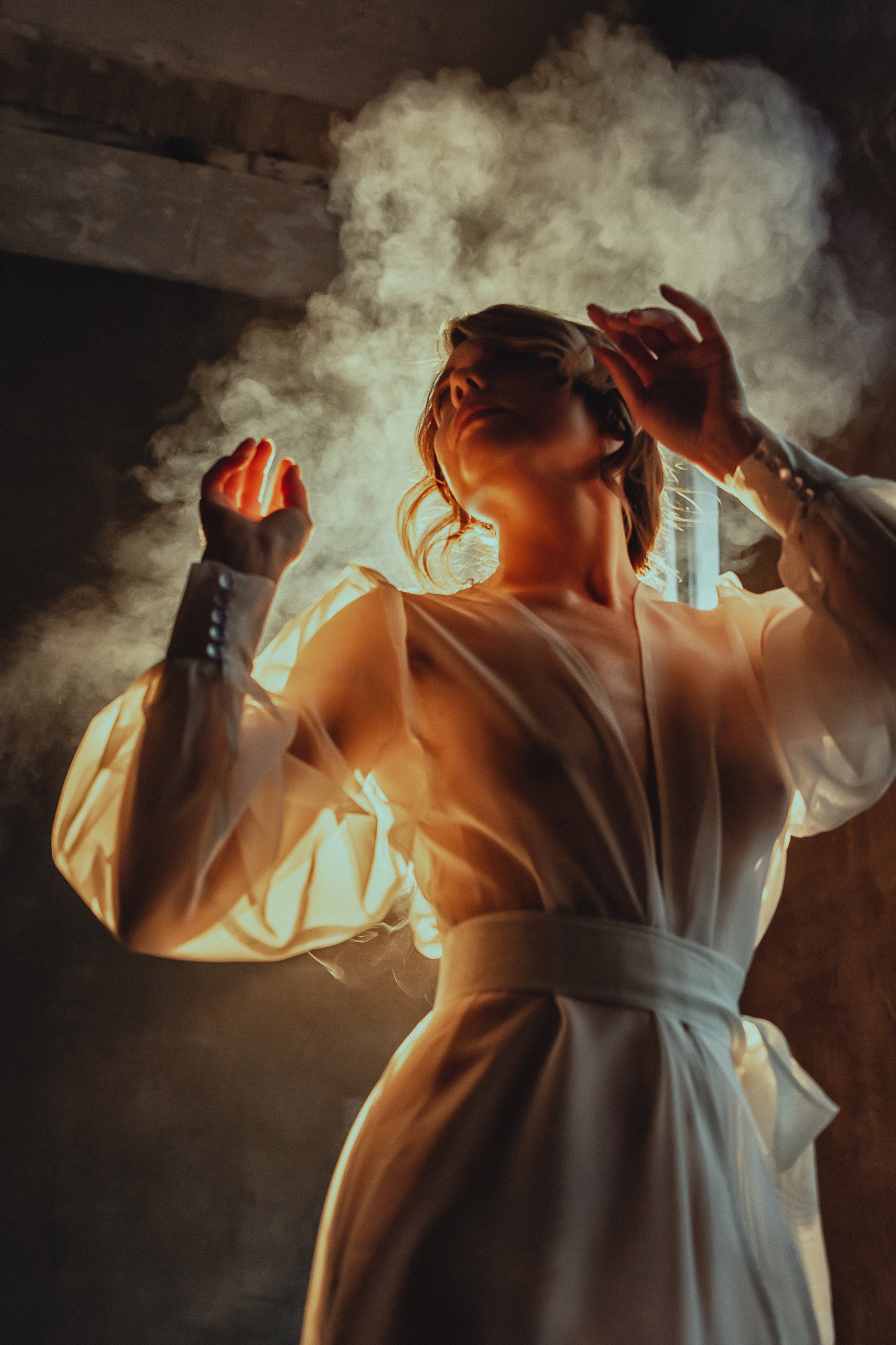 Девушка в белом прозрачном халатике дым красный свет