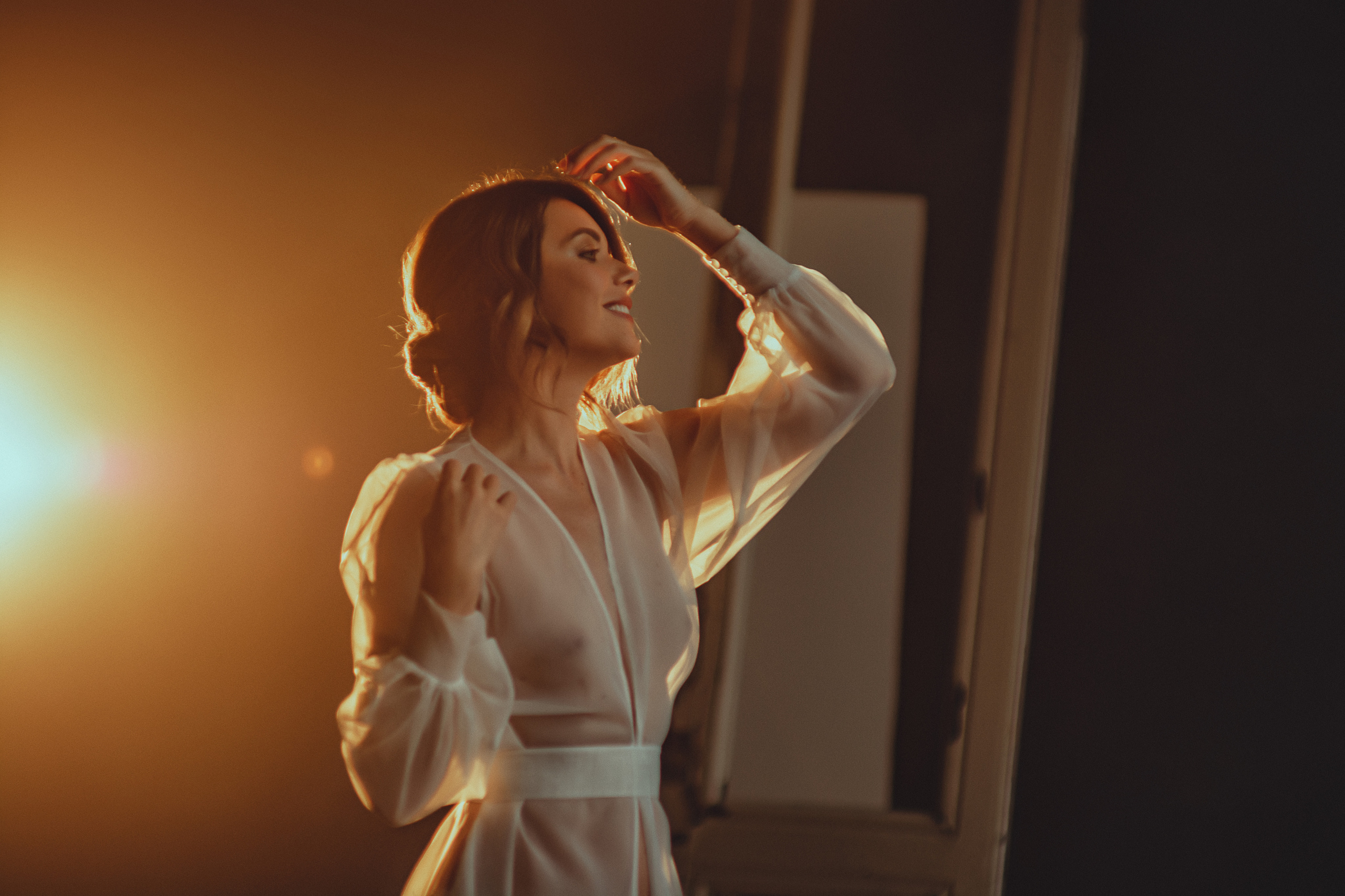 Девушка в прозрачном халатике свет