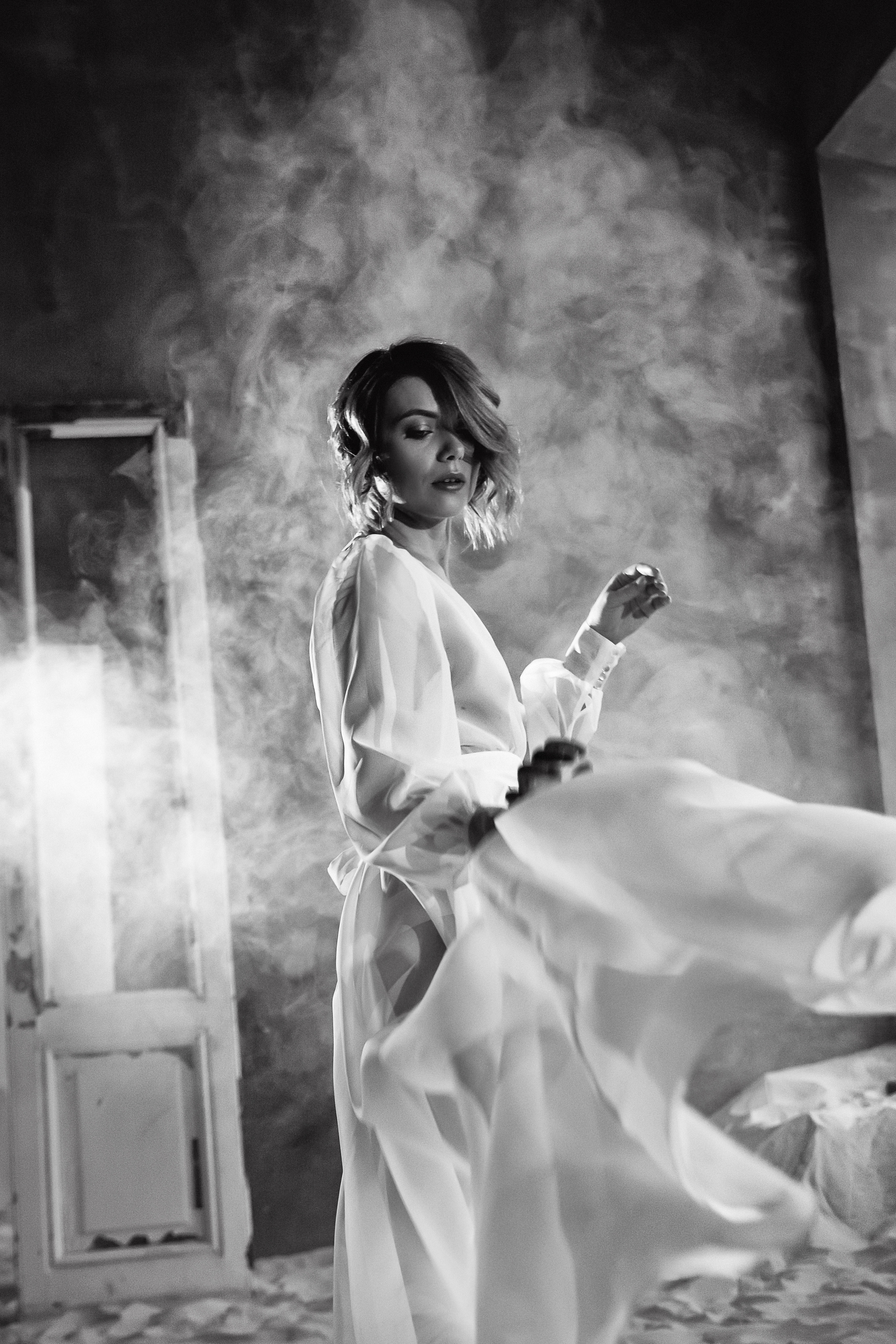 Девушка в белом халатике окна лофт песок чб дым