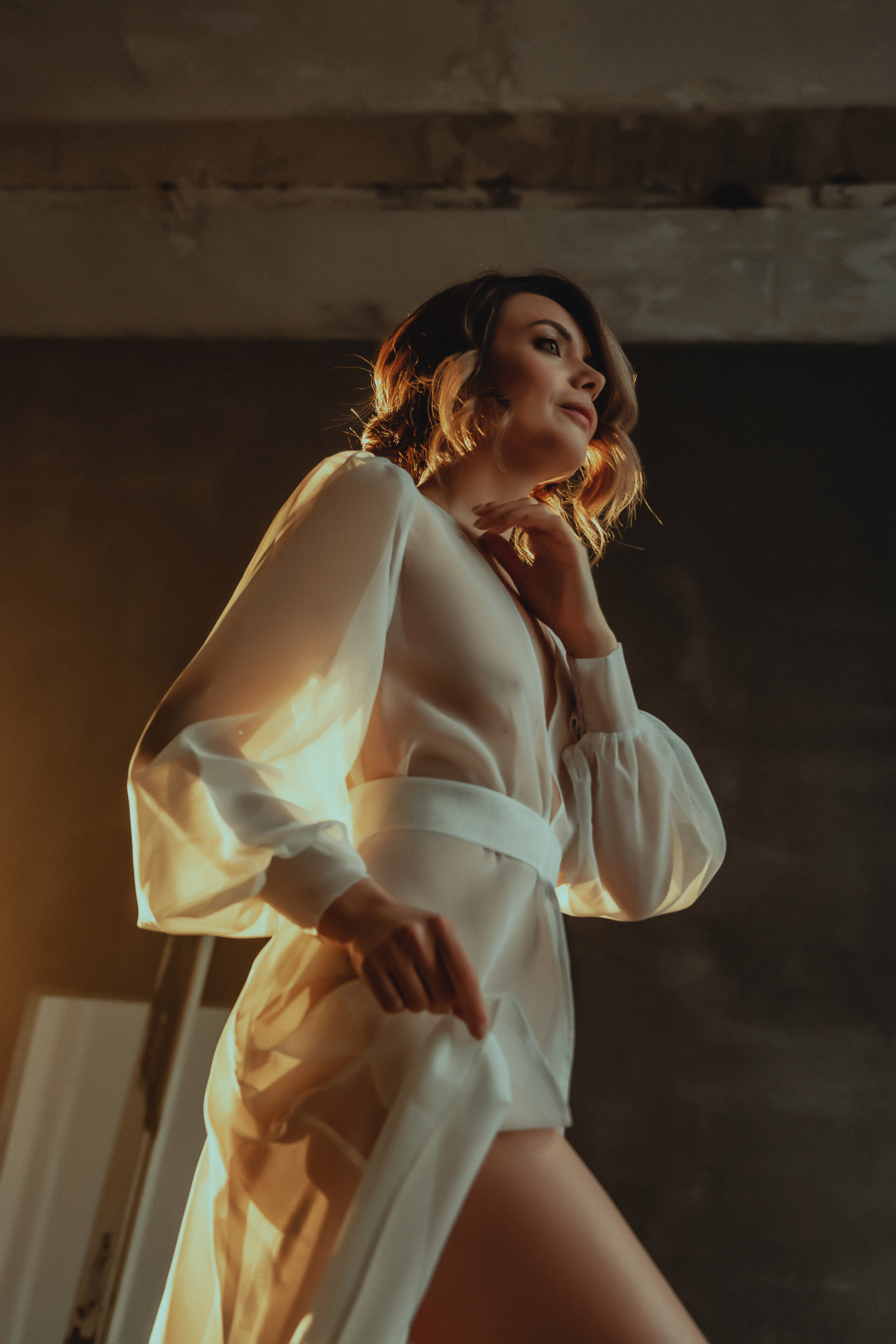 Девушка в прозрачном белом халатике съёмка снизу