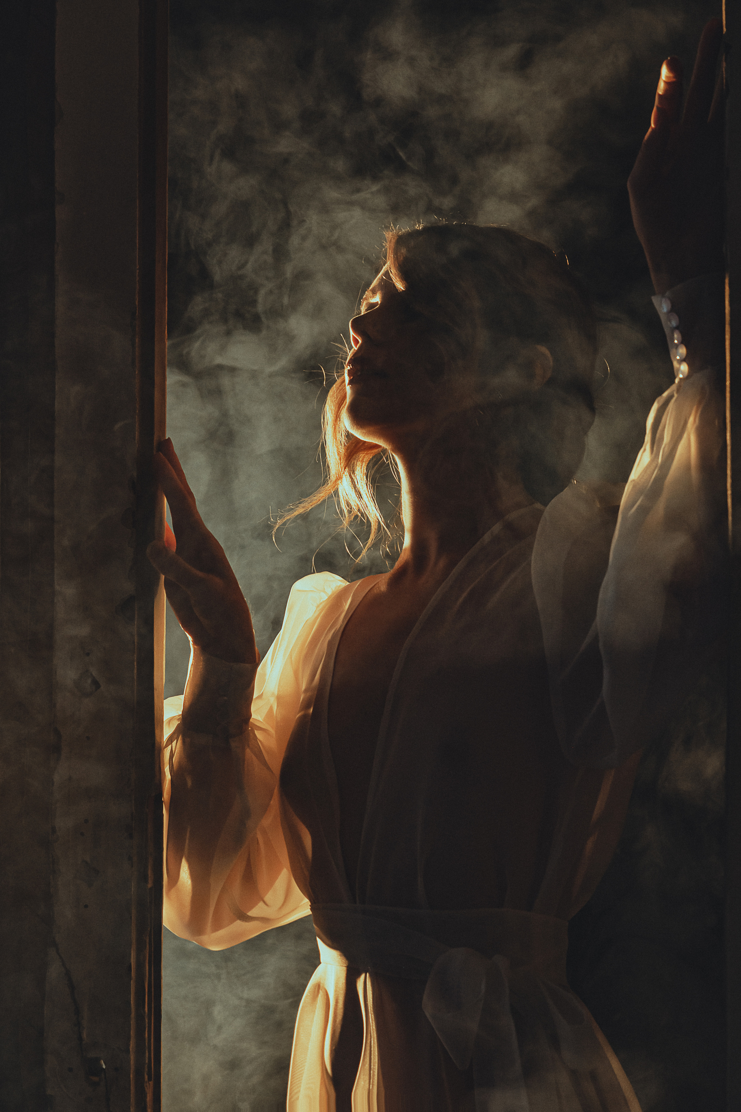 Девушка в белом прозрачном халатике дым контровой свет