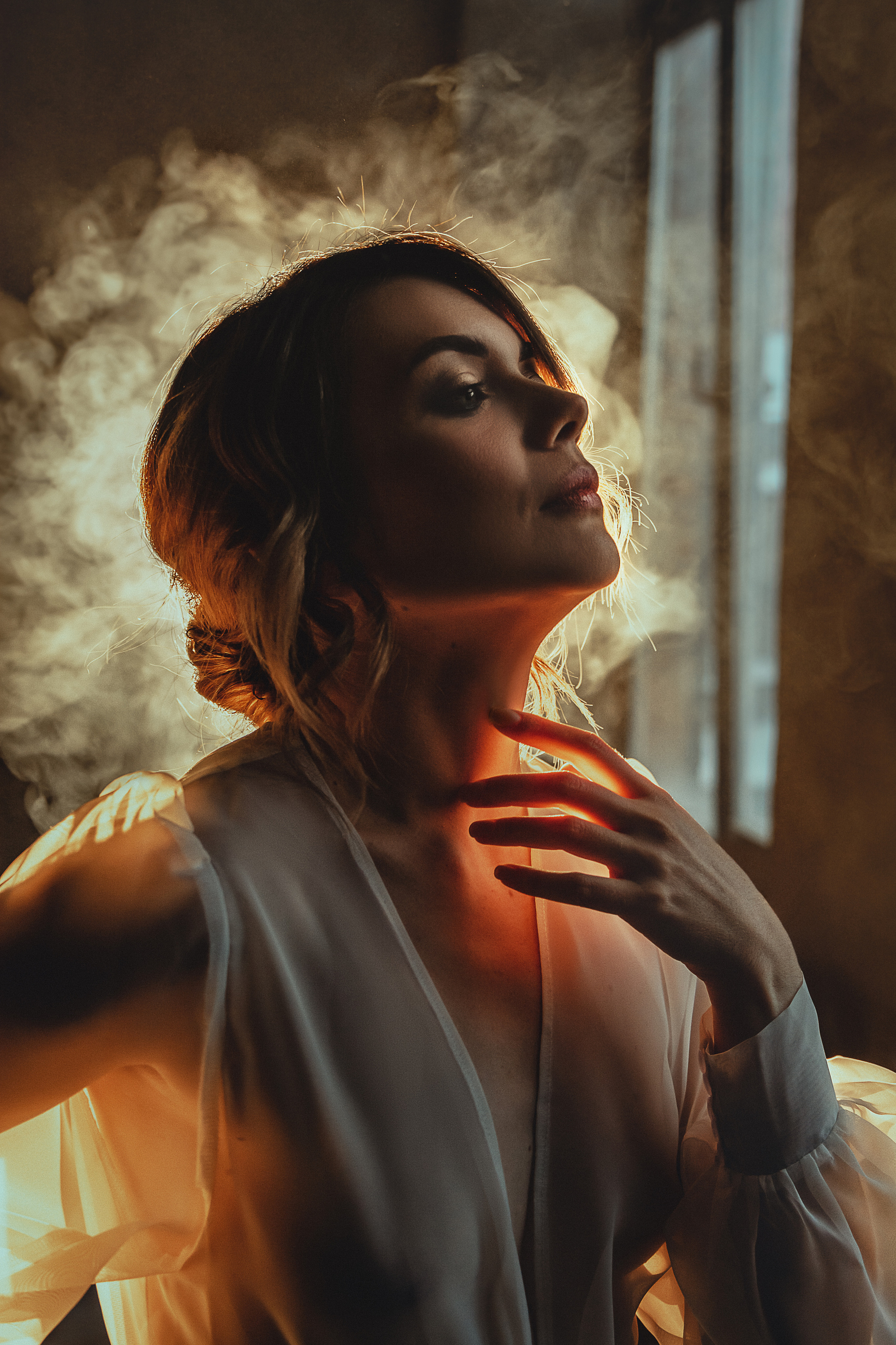 Девушка в белом прозрачном халатике дым красный свет