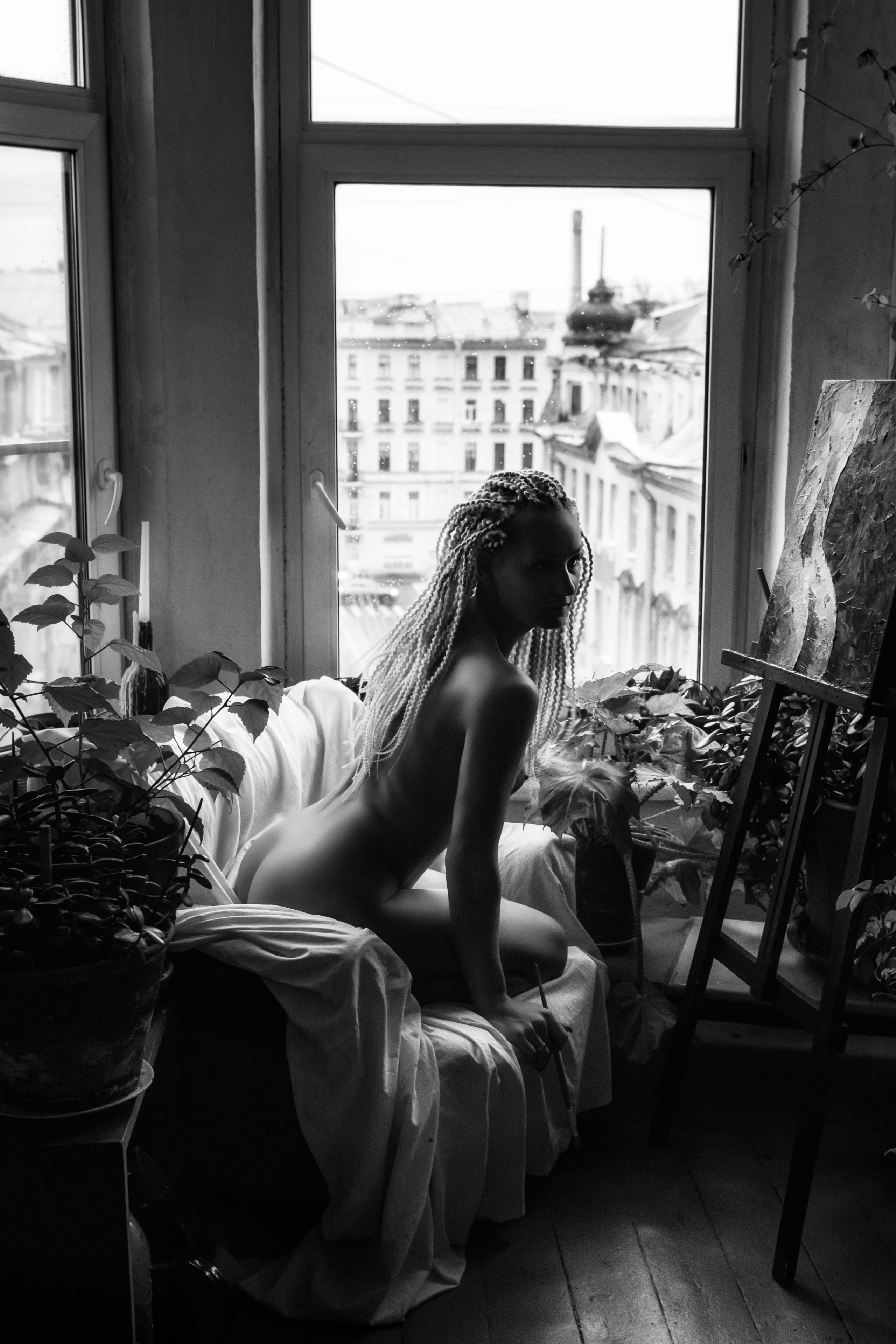 обнаженная фотосессия художницы окно питер картины зеленые растения комнатные на кресле чб