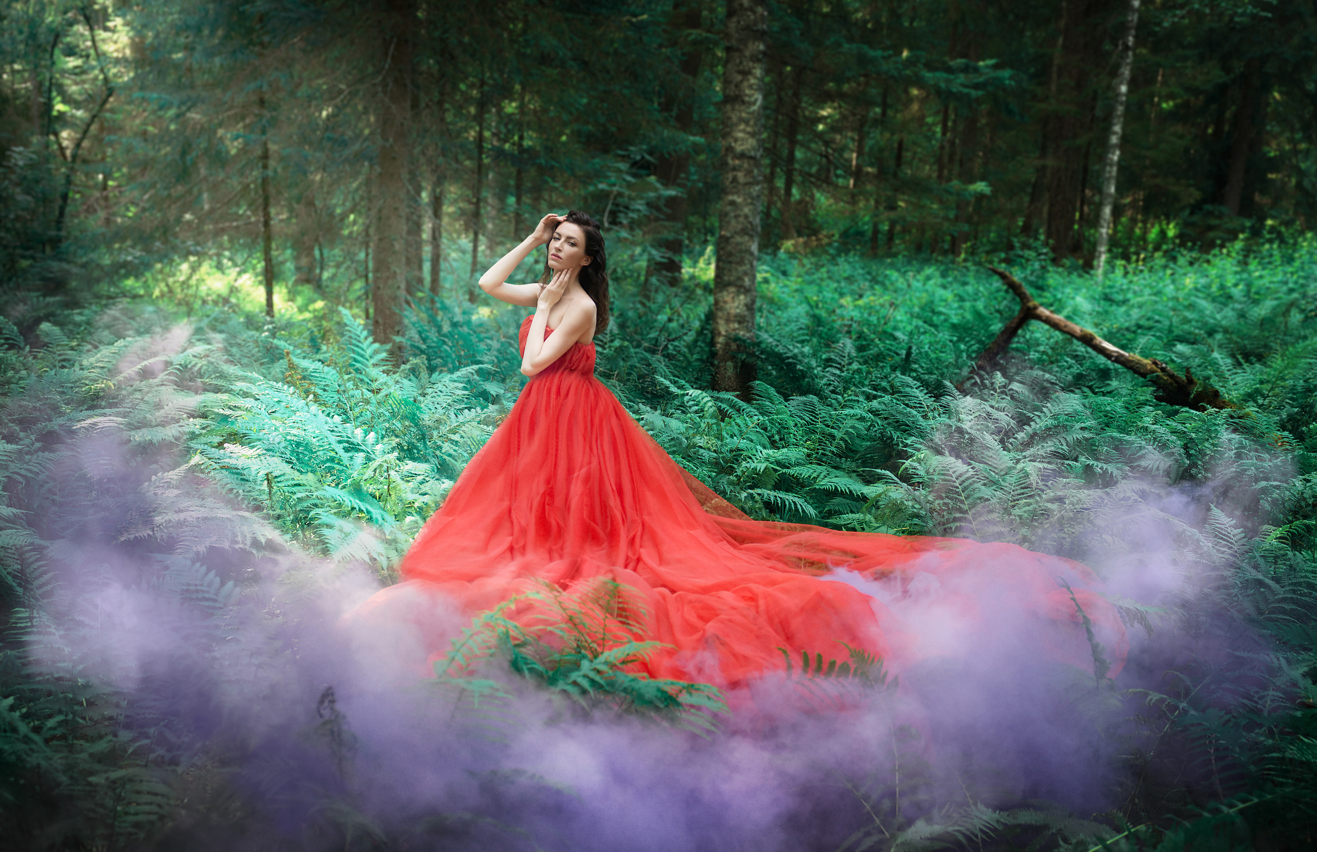 Девушка в красном платье в роще, вокруг дым