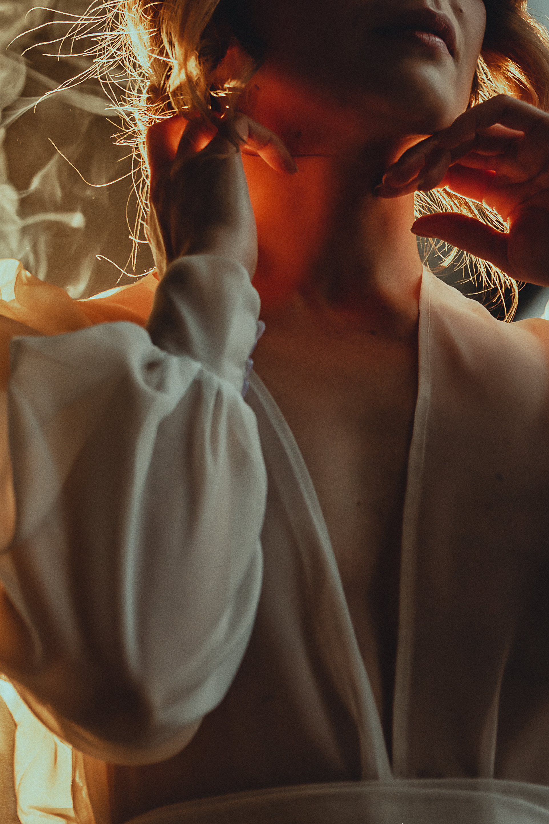 красивая девушка в халатике белом красный свет