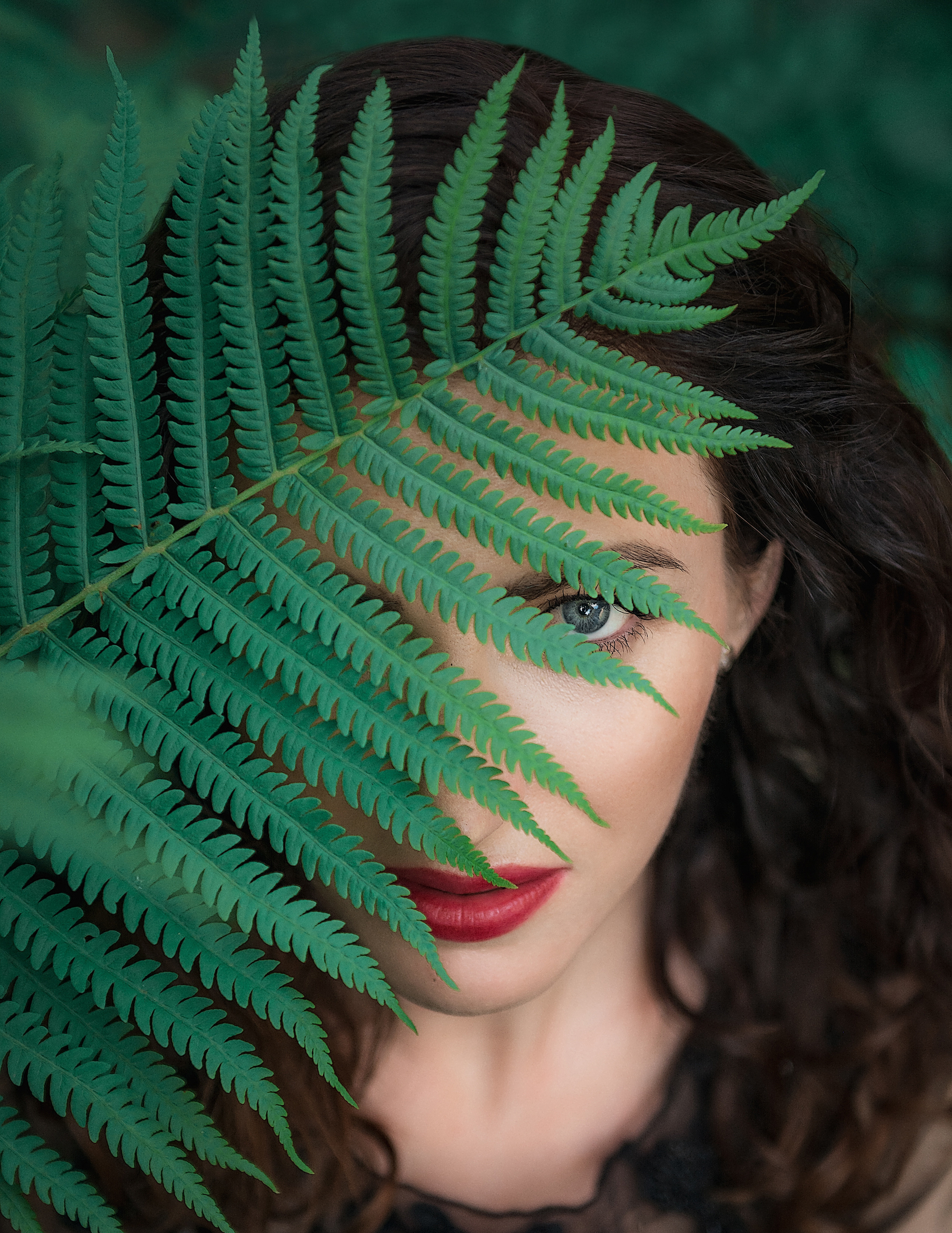 Крупный портрет девушки с папоротником