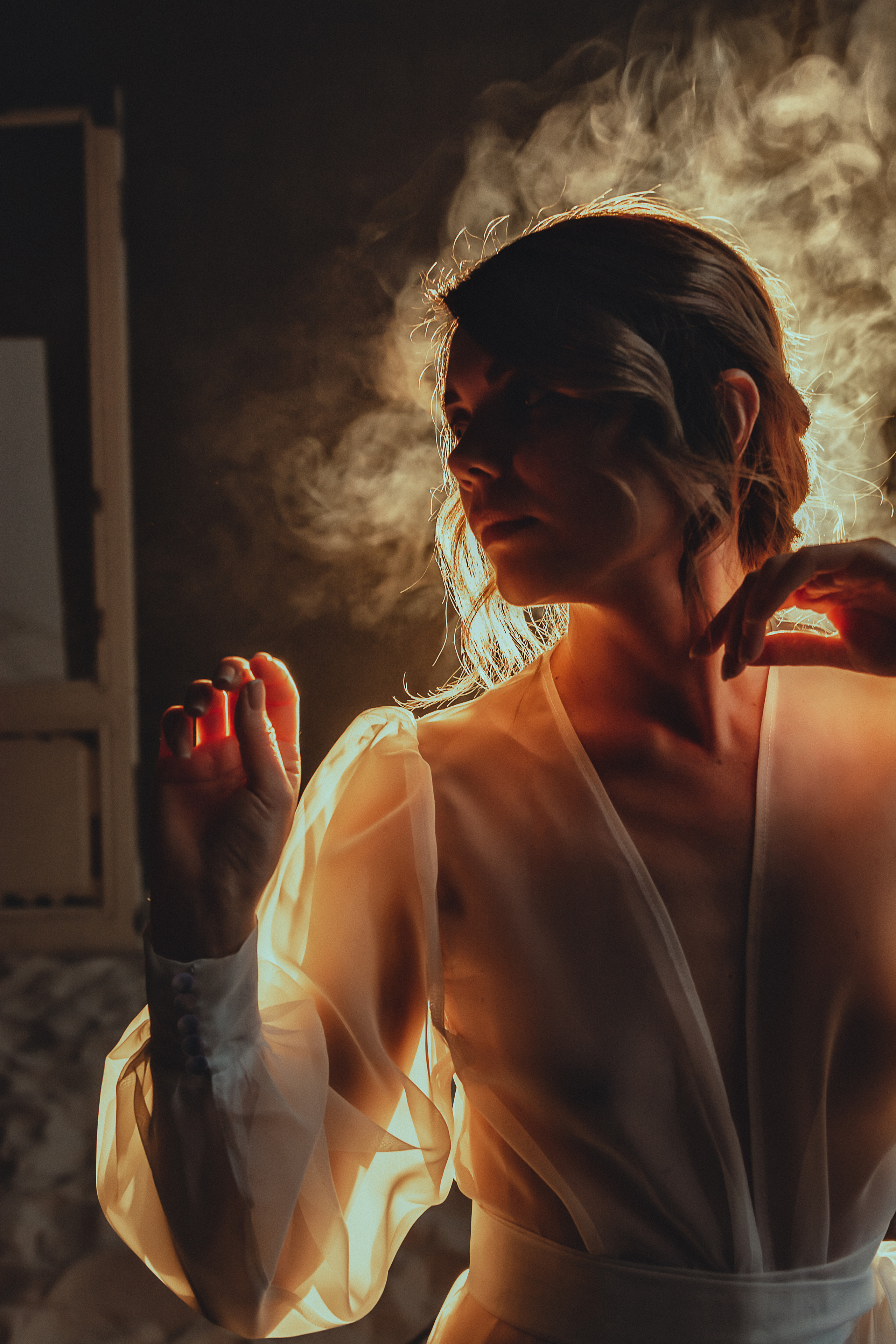 Девушка в белом прозрачном халатике дым красный свет