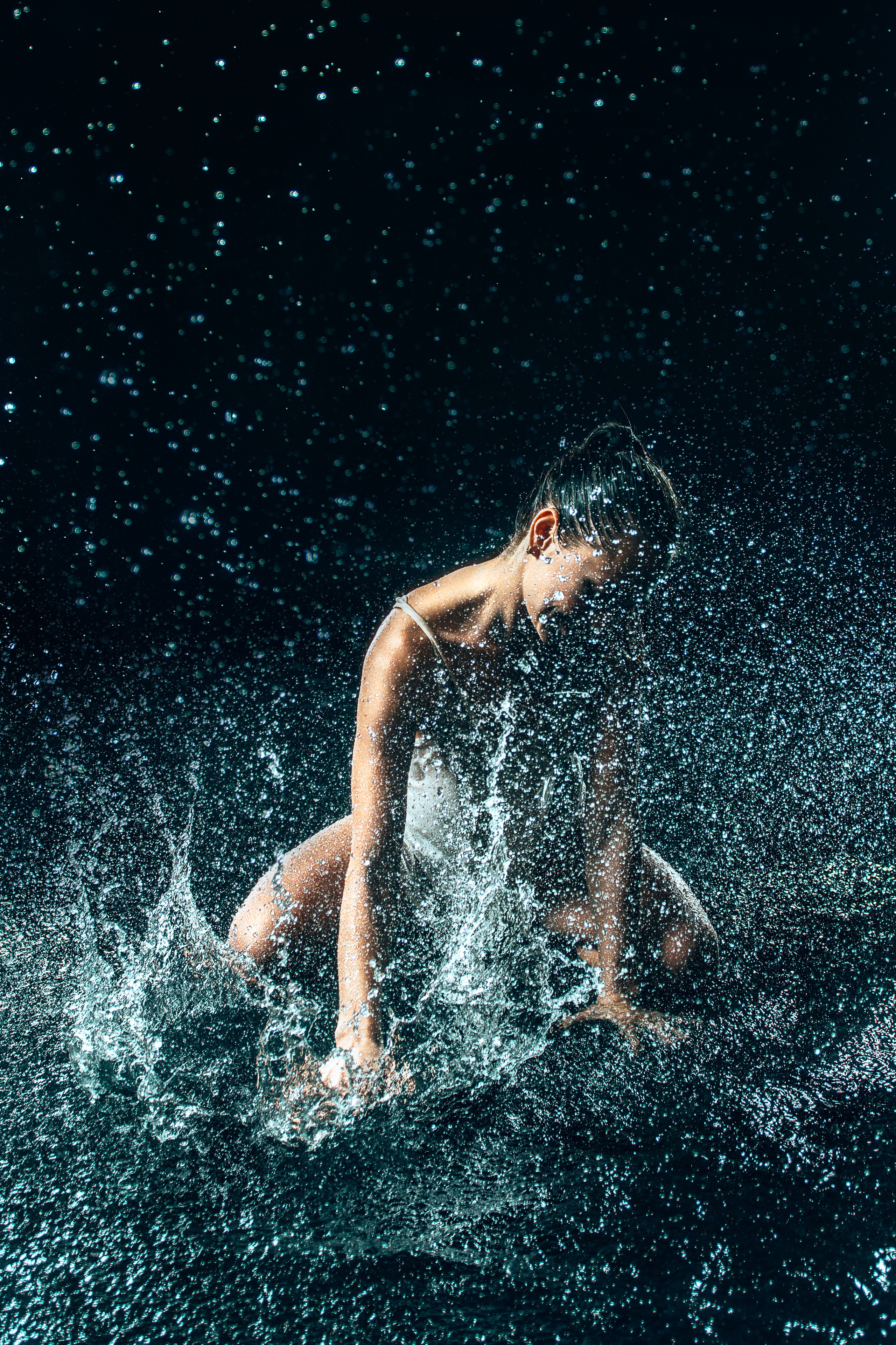 Капли в движении: модель двигается плавно под струями воды, создавая завораживающие узоры из капель вокруг себя.