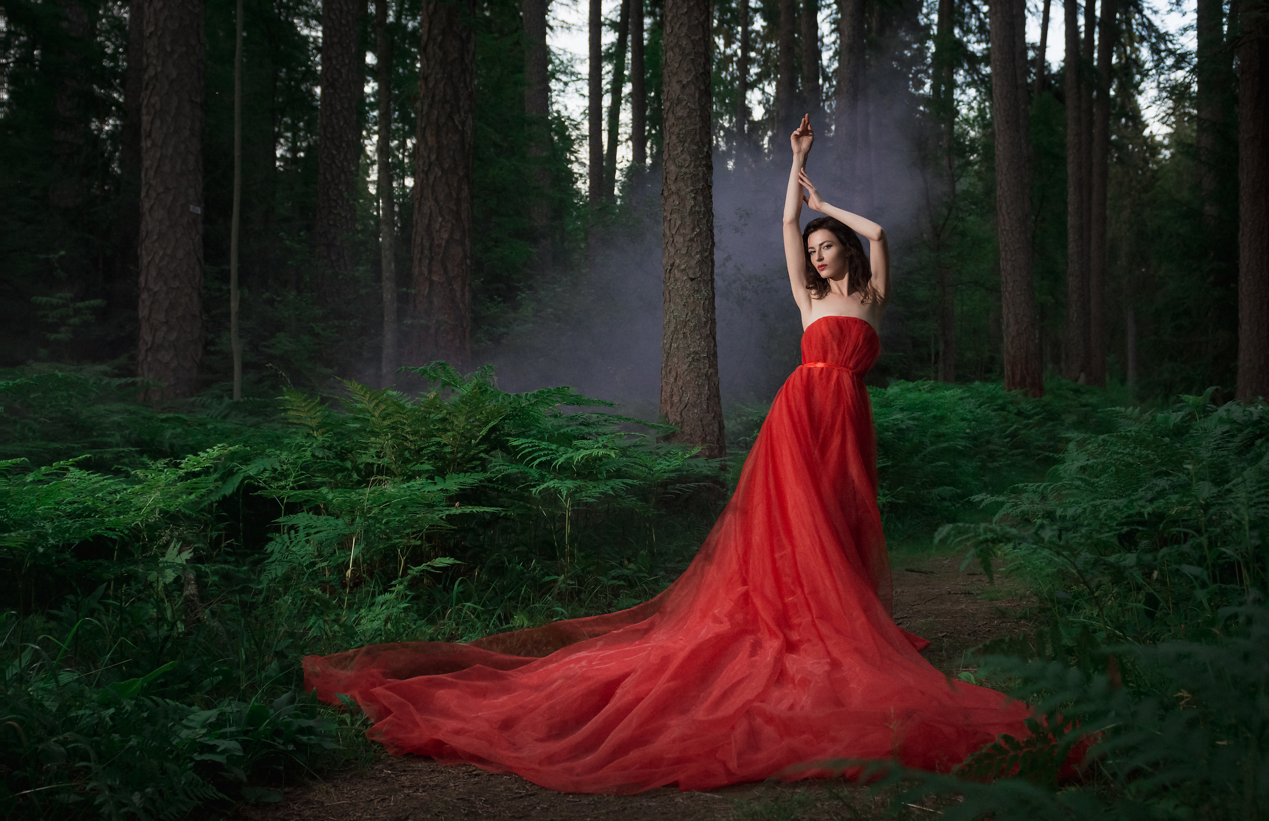 Девушка в красном платье в лесу, сиреневый дым