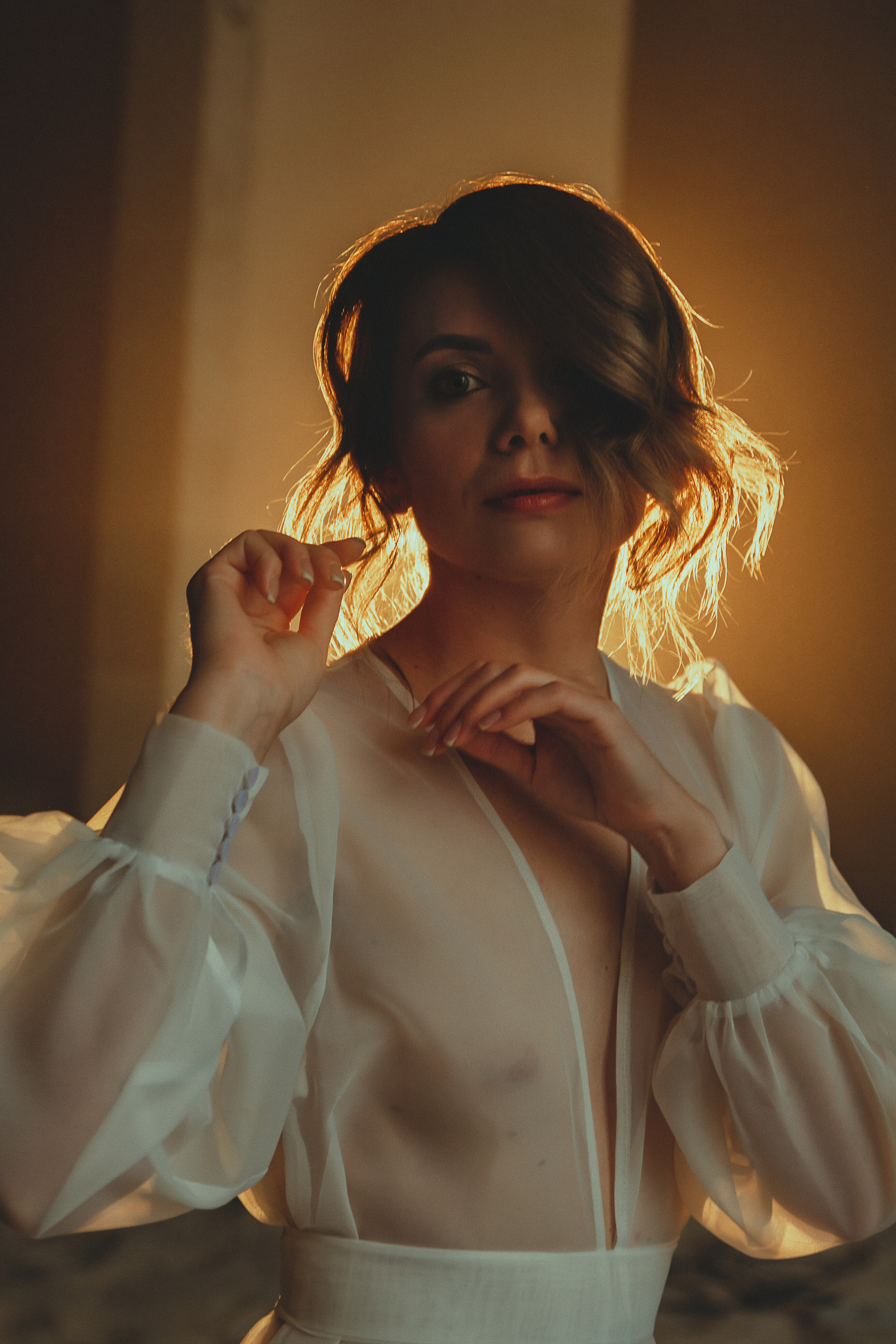 Портрет девушки в контровом желтом света