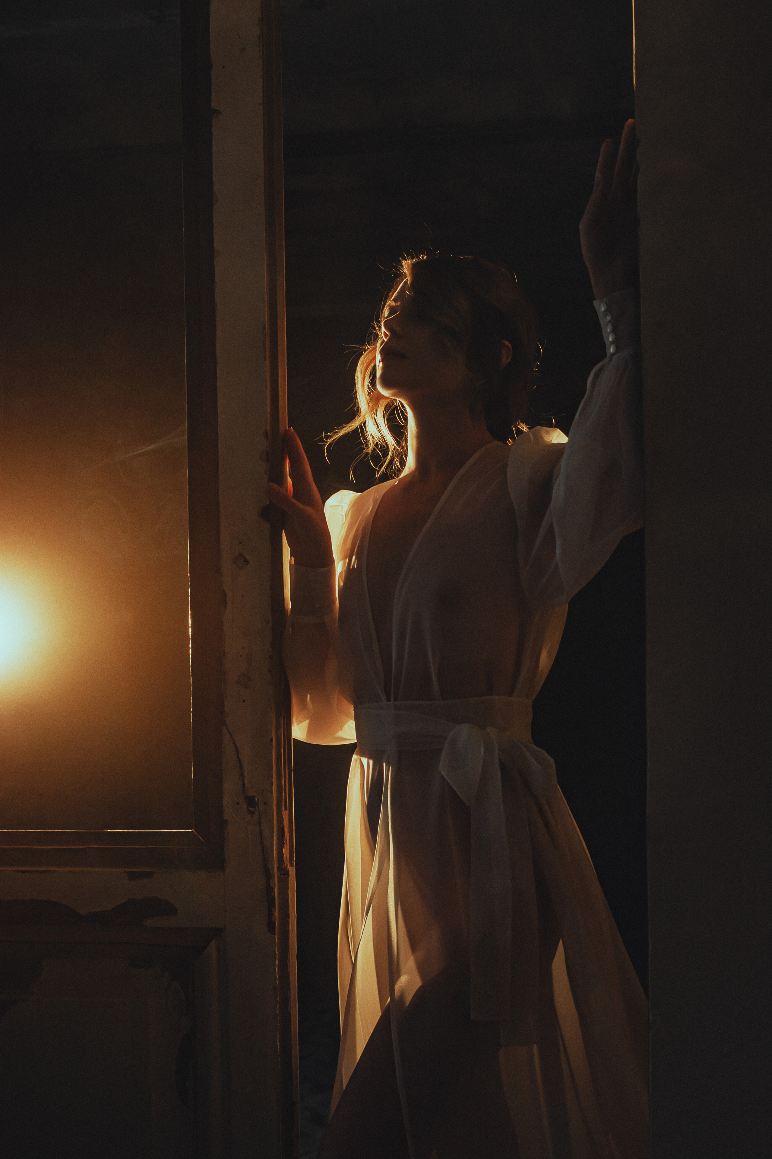 Девушка в белом халатике контровой свет