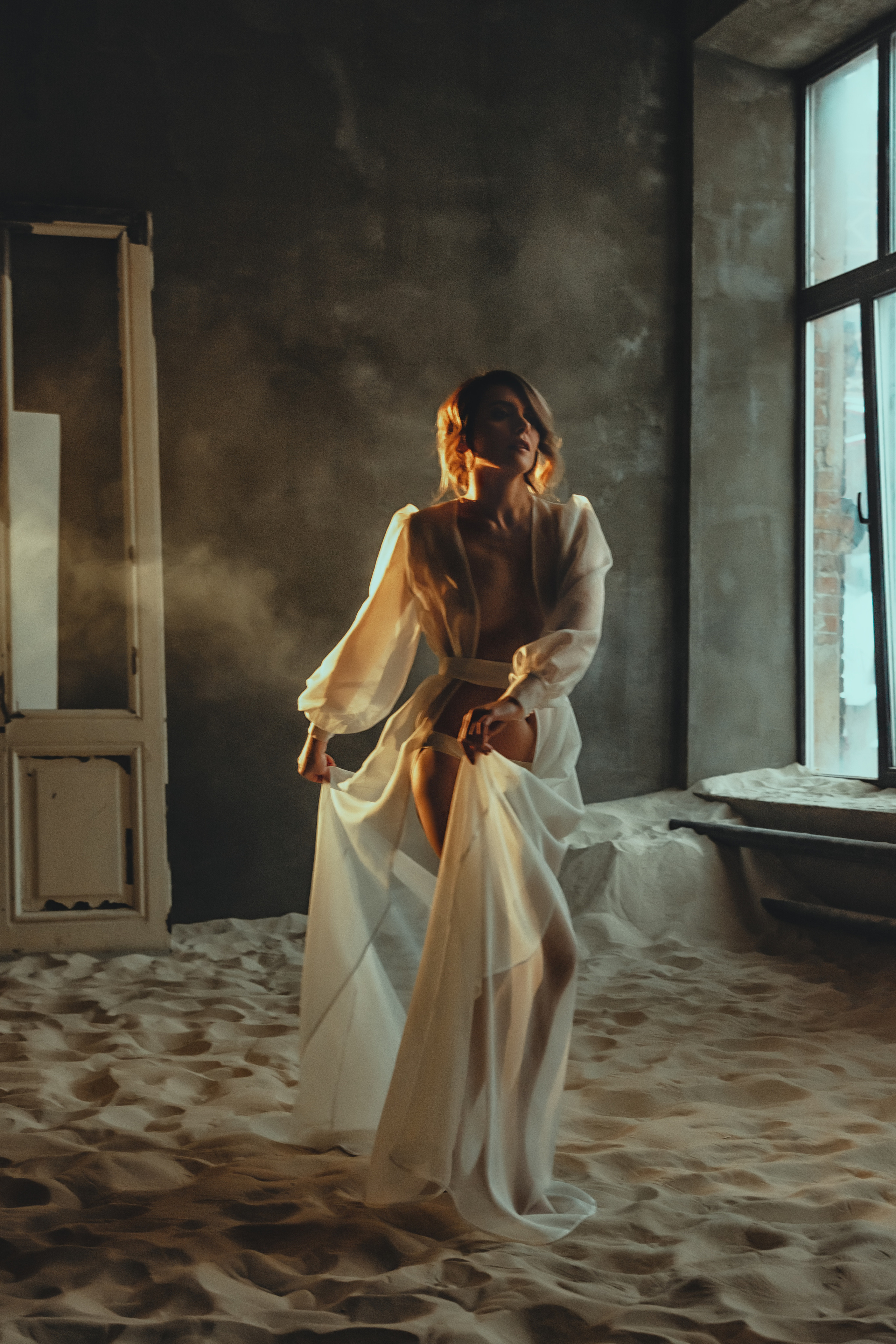 Девушка в белом халатике окна лофт песок