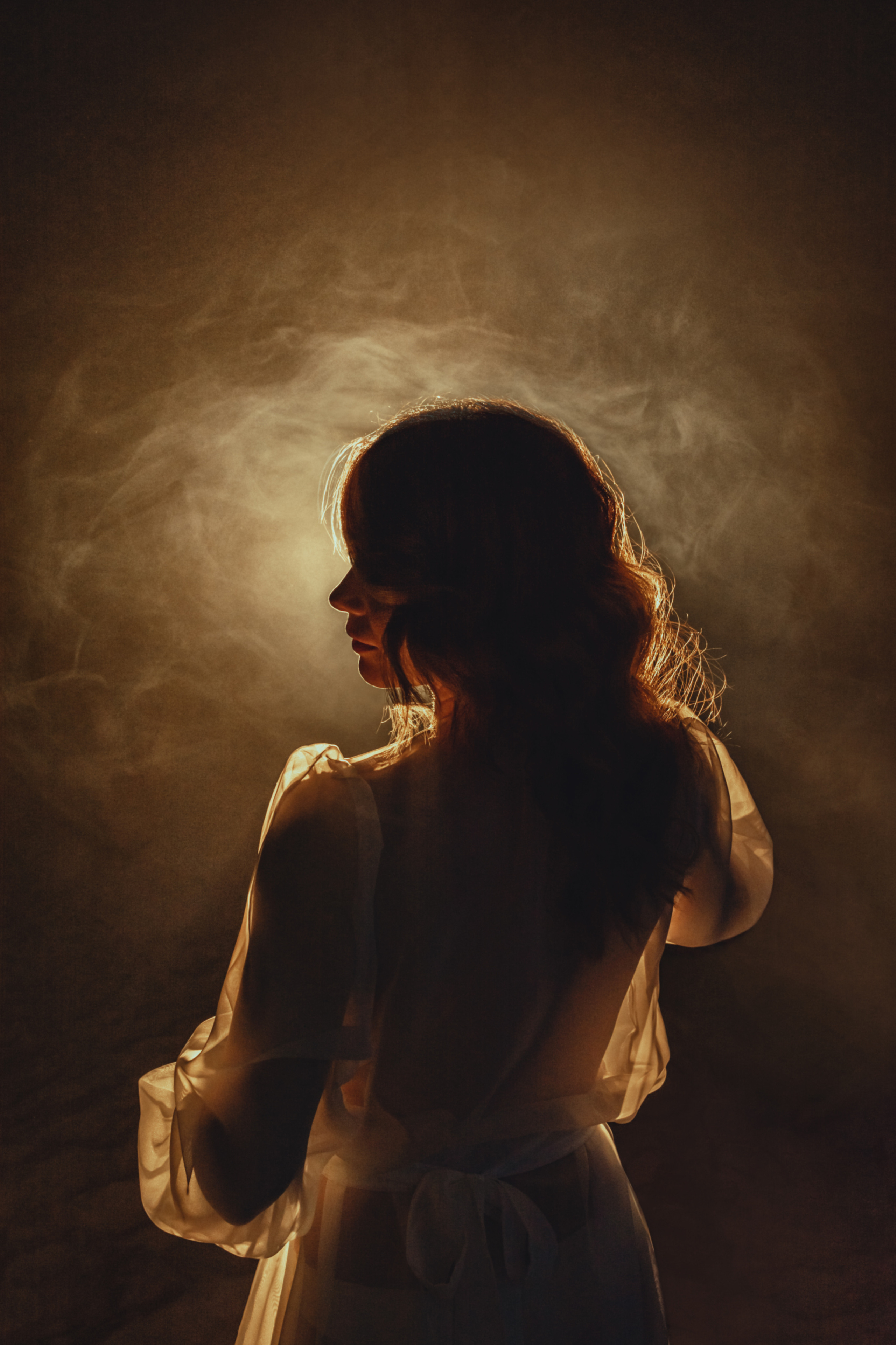 Девушка в легком платье, контровой свет низкий ключ