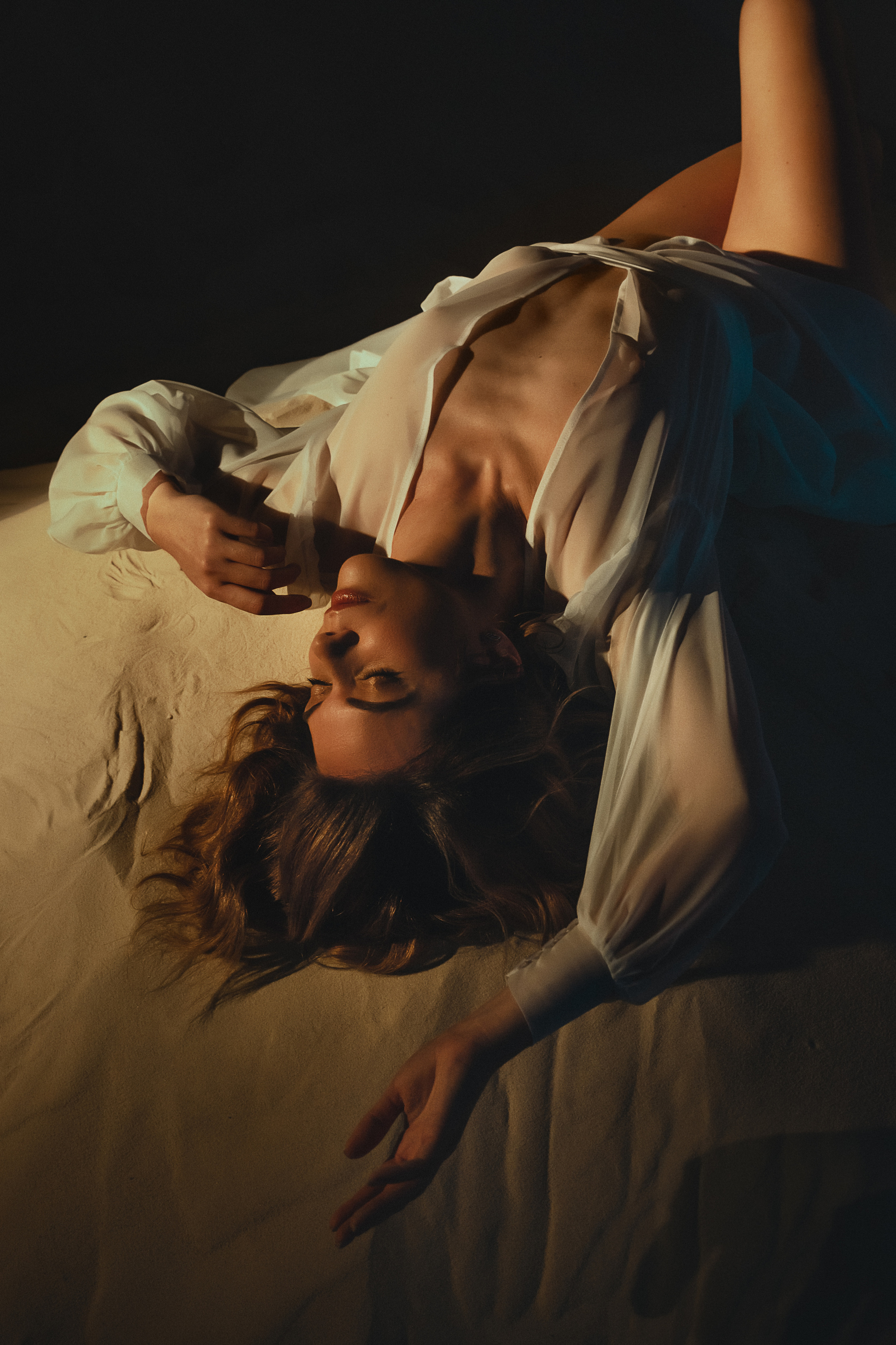 Девушка в белом халатике на песочном бархане