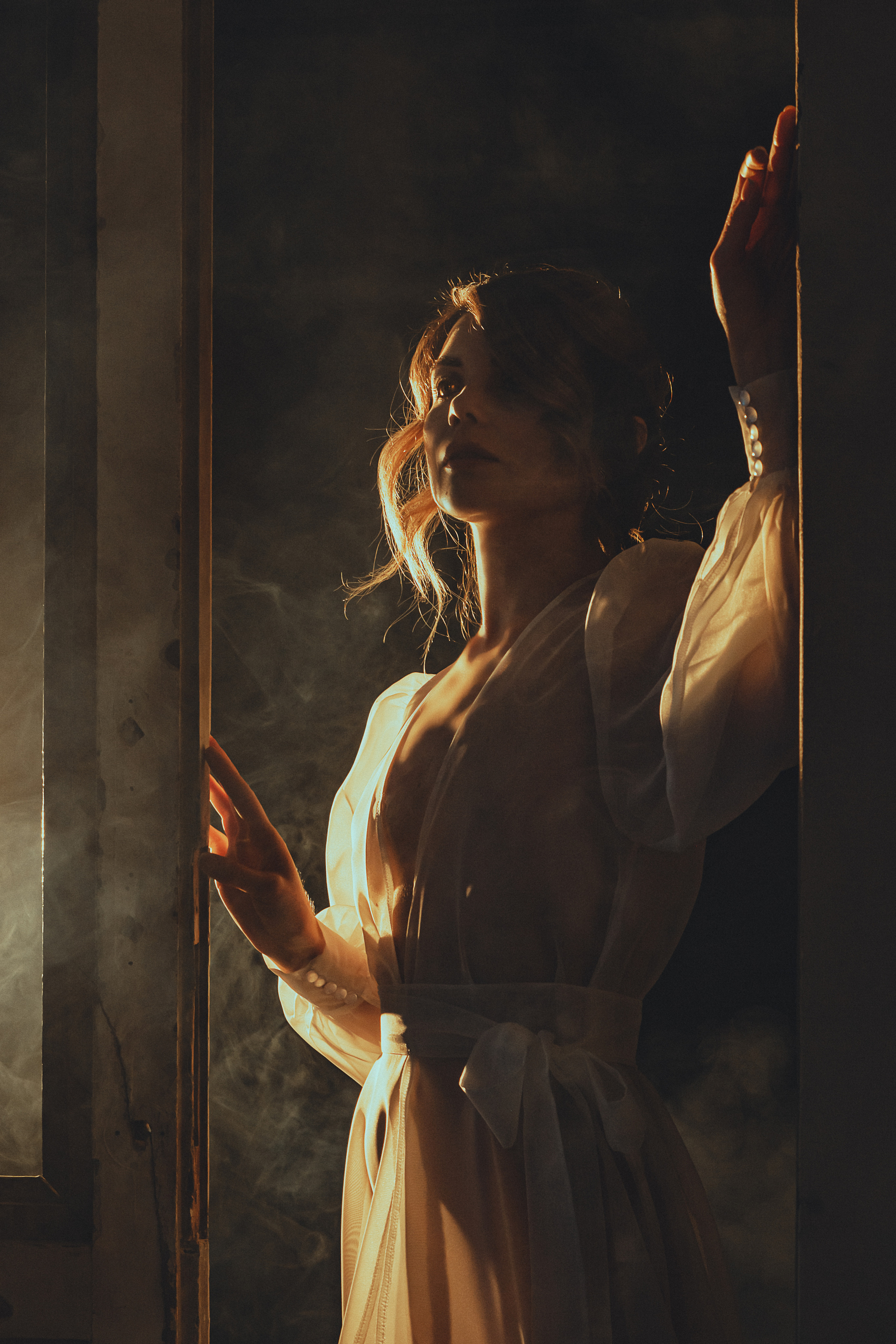 Девушка в белом прозрачном халатике дым контровой свет