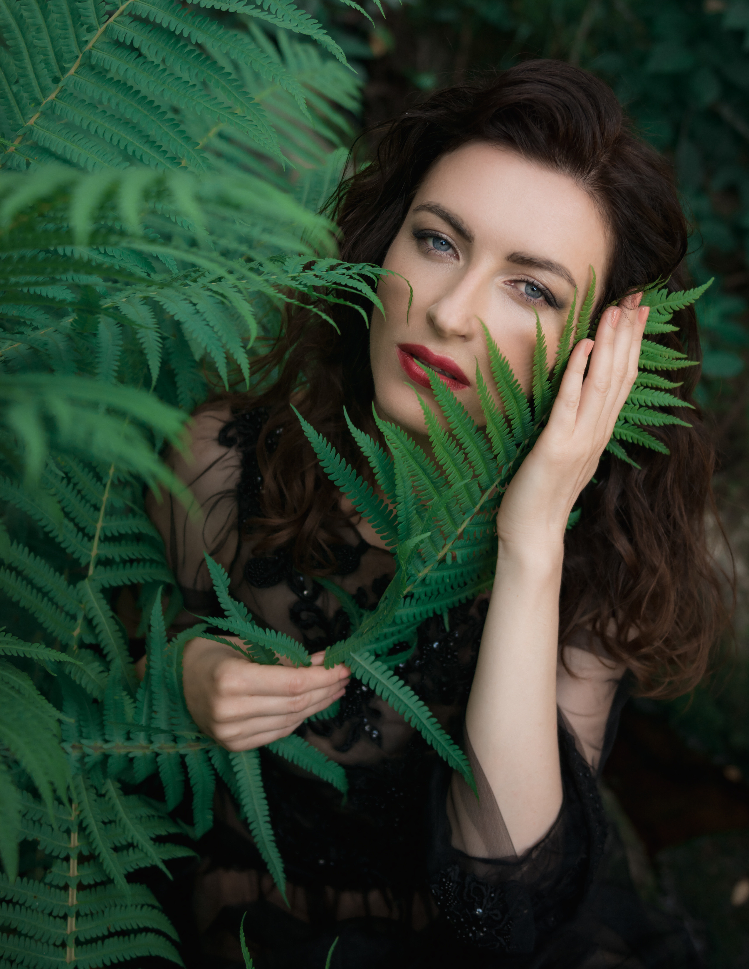 Портрет девушкив чёрном платье в папоротнике