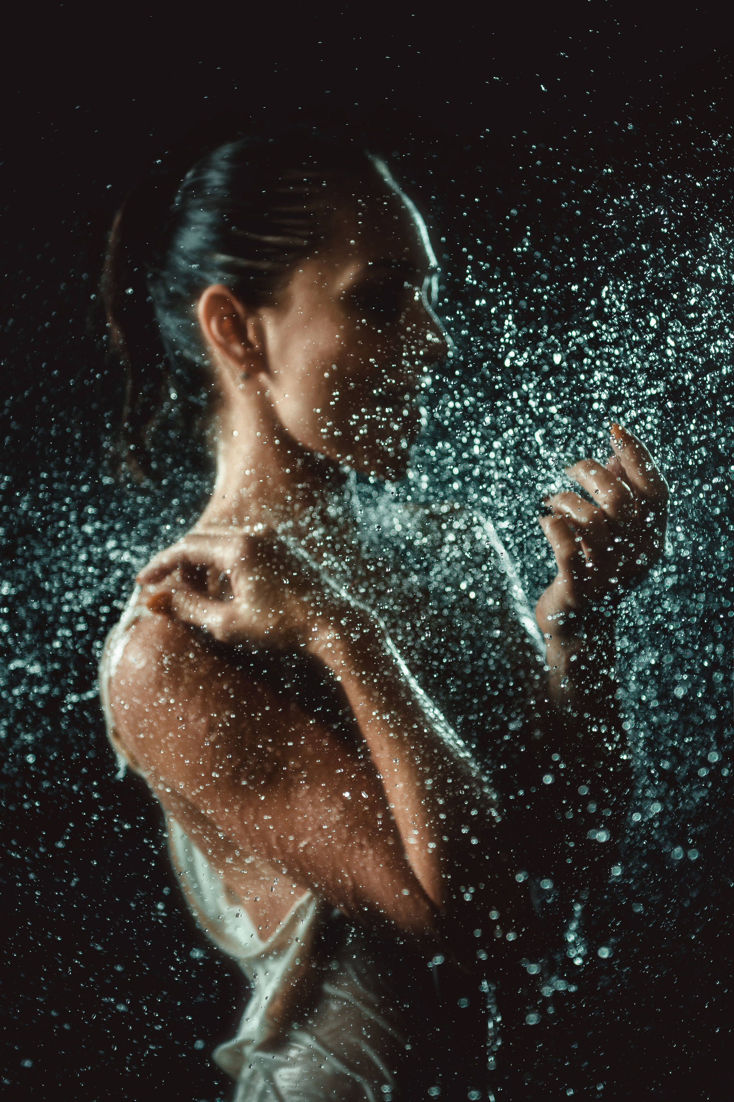 Капли в движении: модель двигается плавно под струями воды, создавая завораживающие узоры из капель вокруг себя.