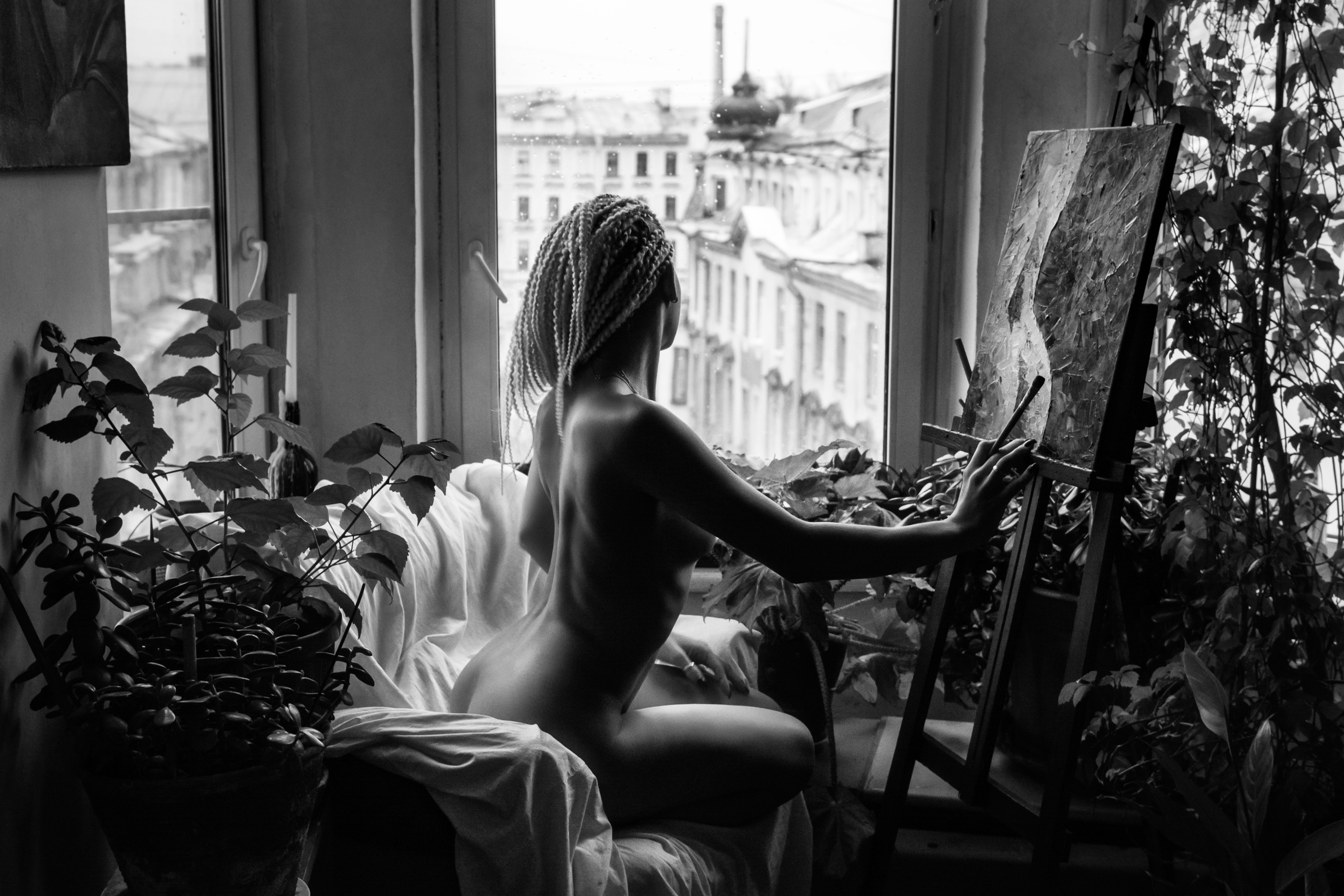 обнаженная фотосессия художницы окно питер картины зеленые растения комнатные на кресле чб