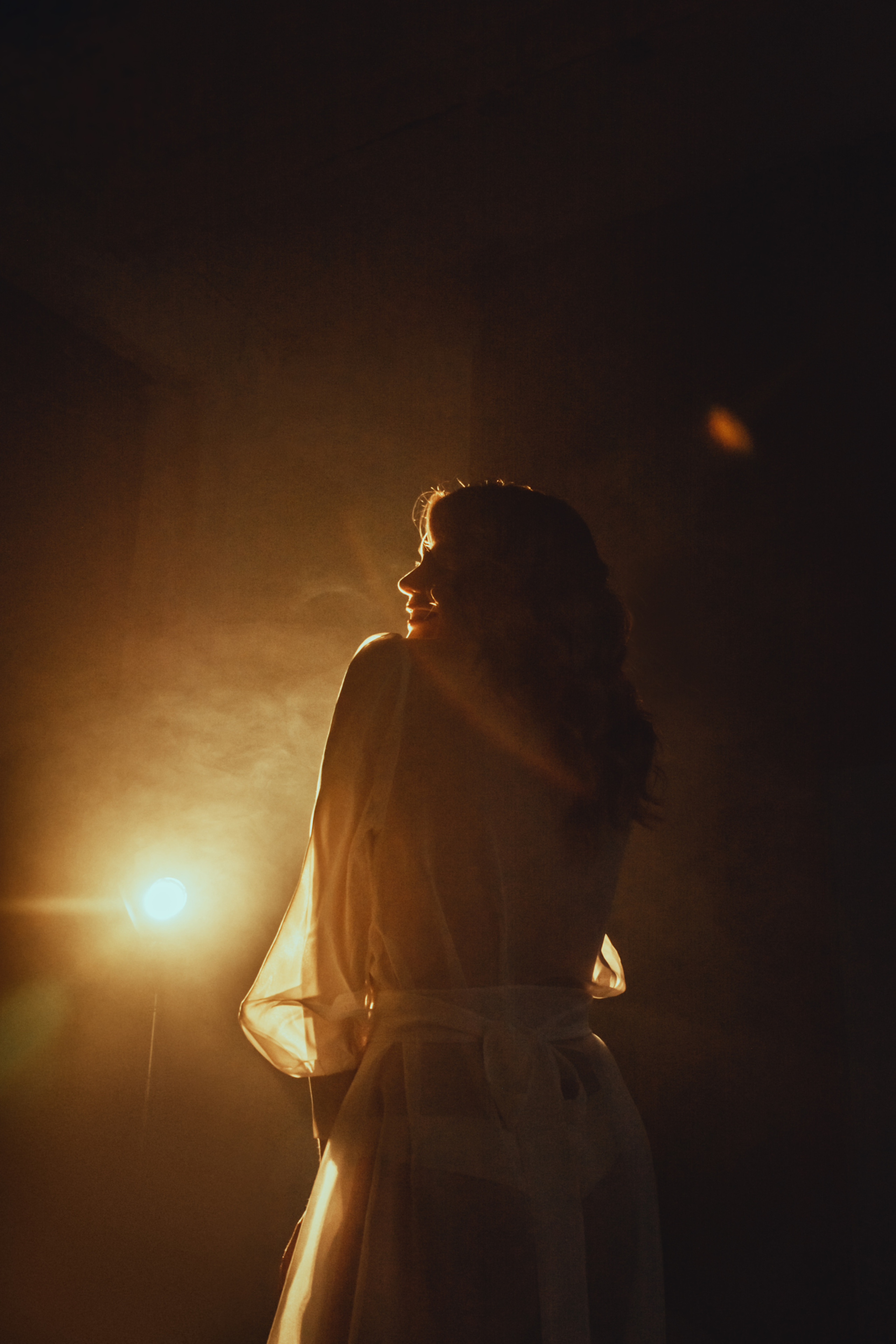 Девушка в легком платье, контровой свет низкий ключ