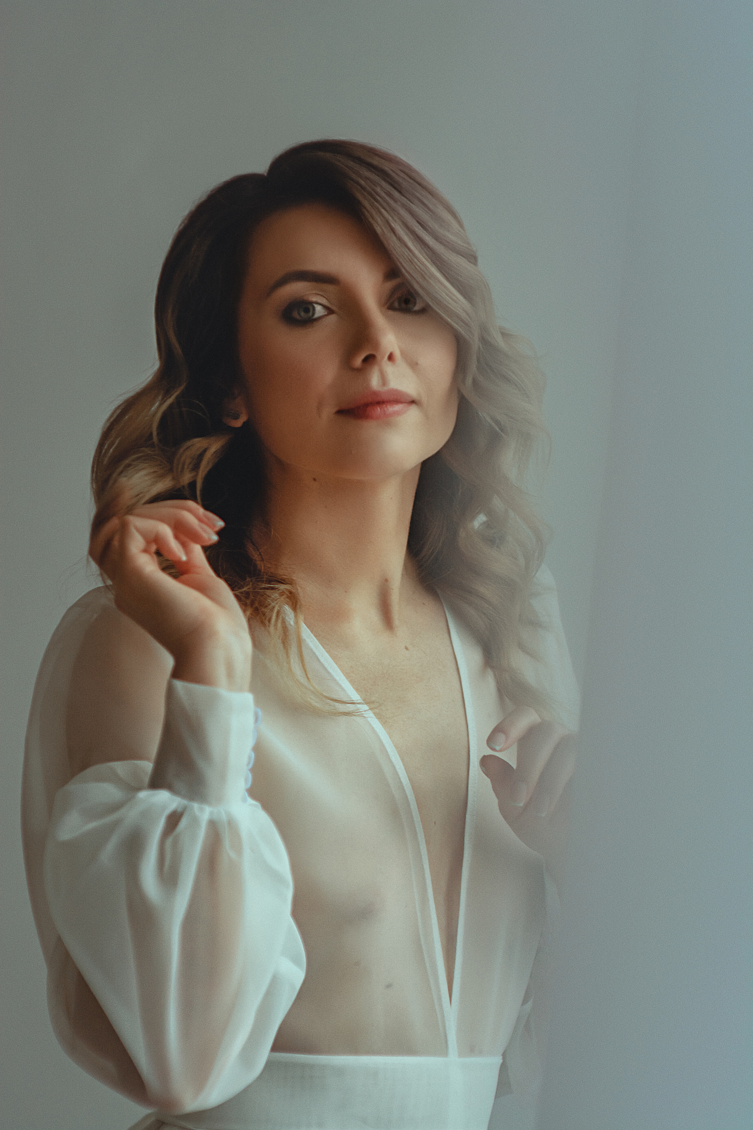 Портрет девушки о окна за шторой