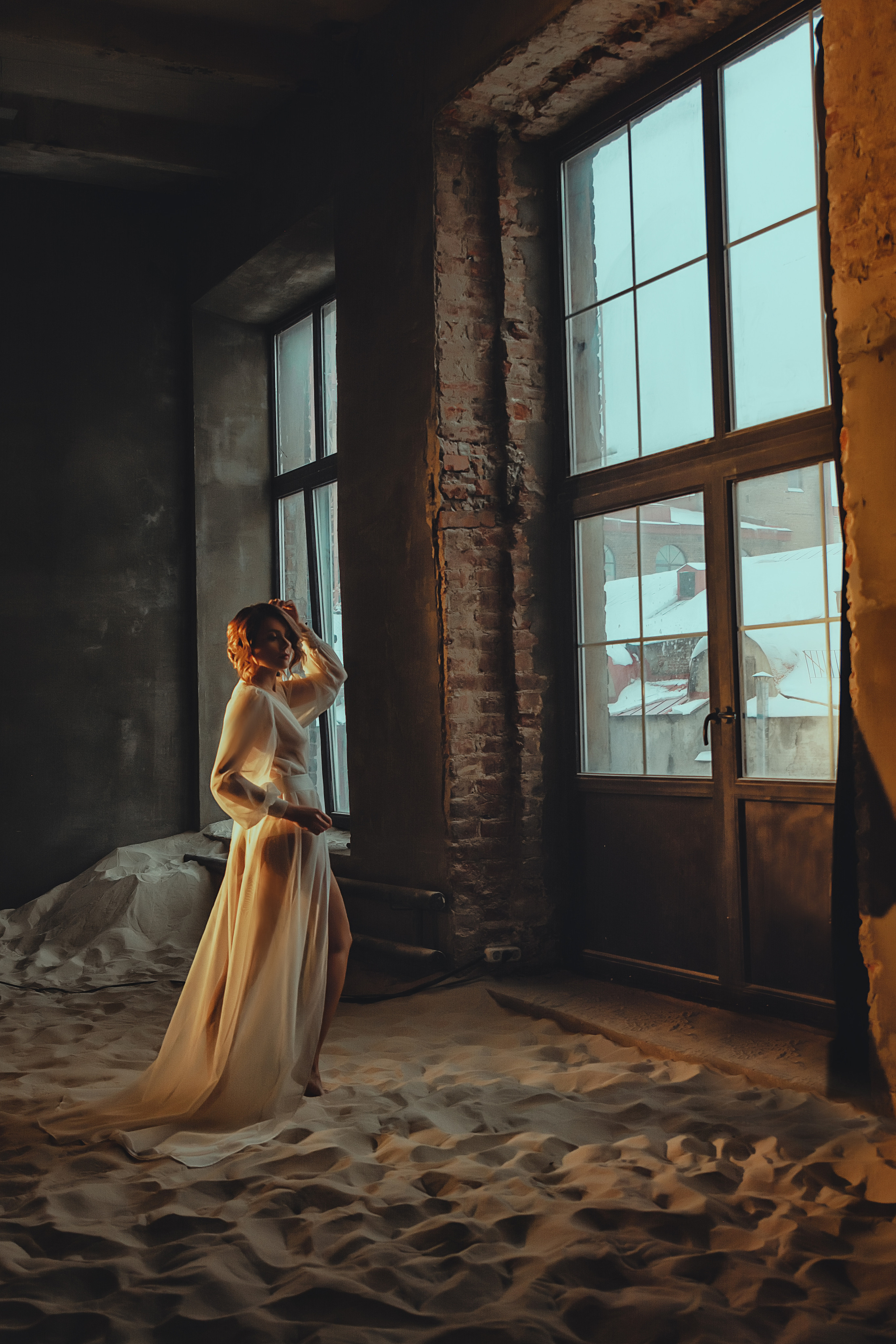 Девушка в белом халатике окна лофт песок