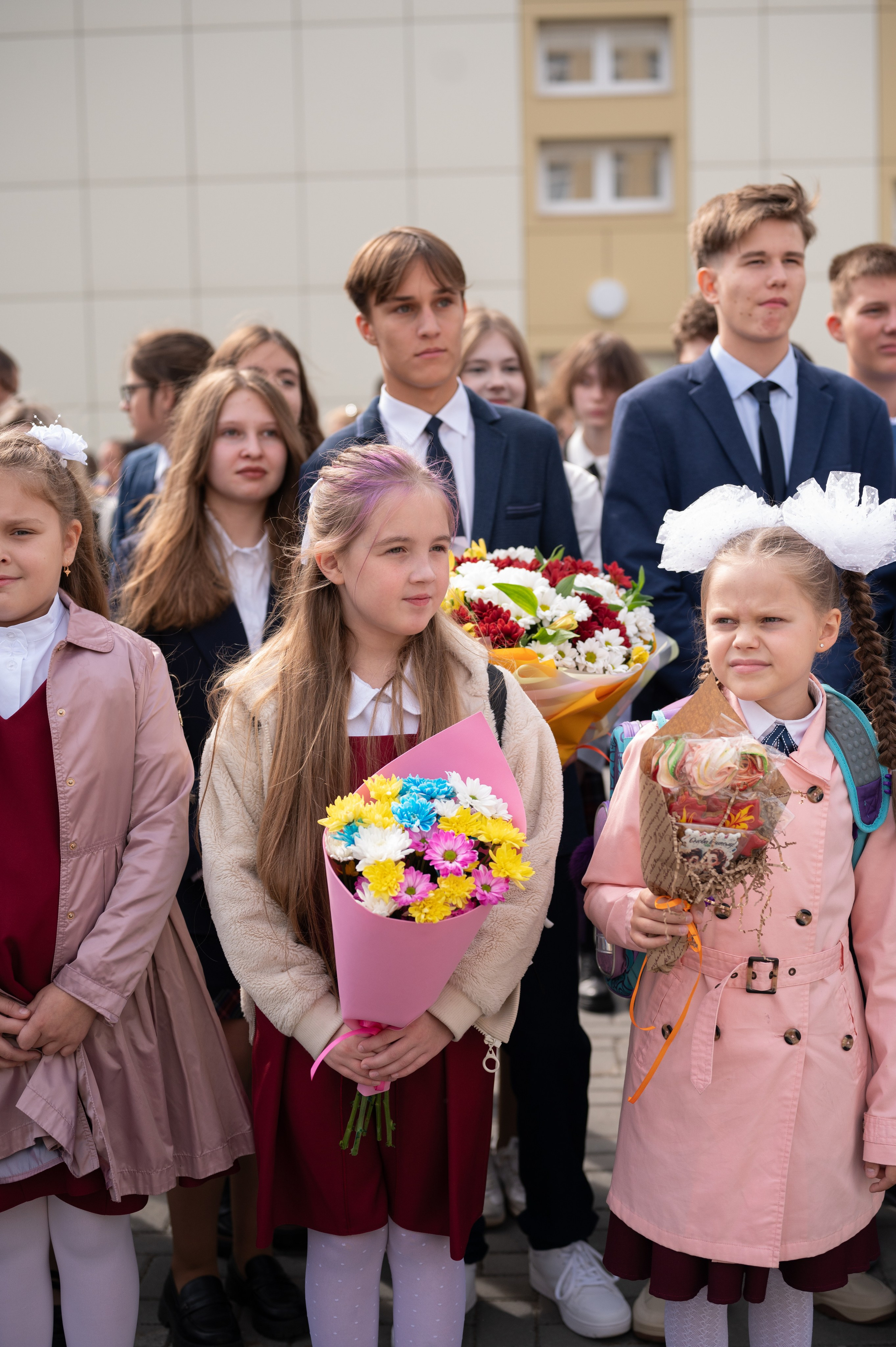 1 сентября 16 гимназия 2 класс (линейка + в классе+ на улице). Фотограф новорожденных, семейный детский в Тюмени Татьяна Морозова