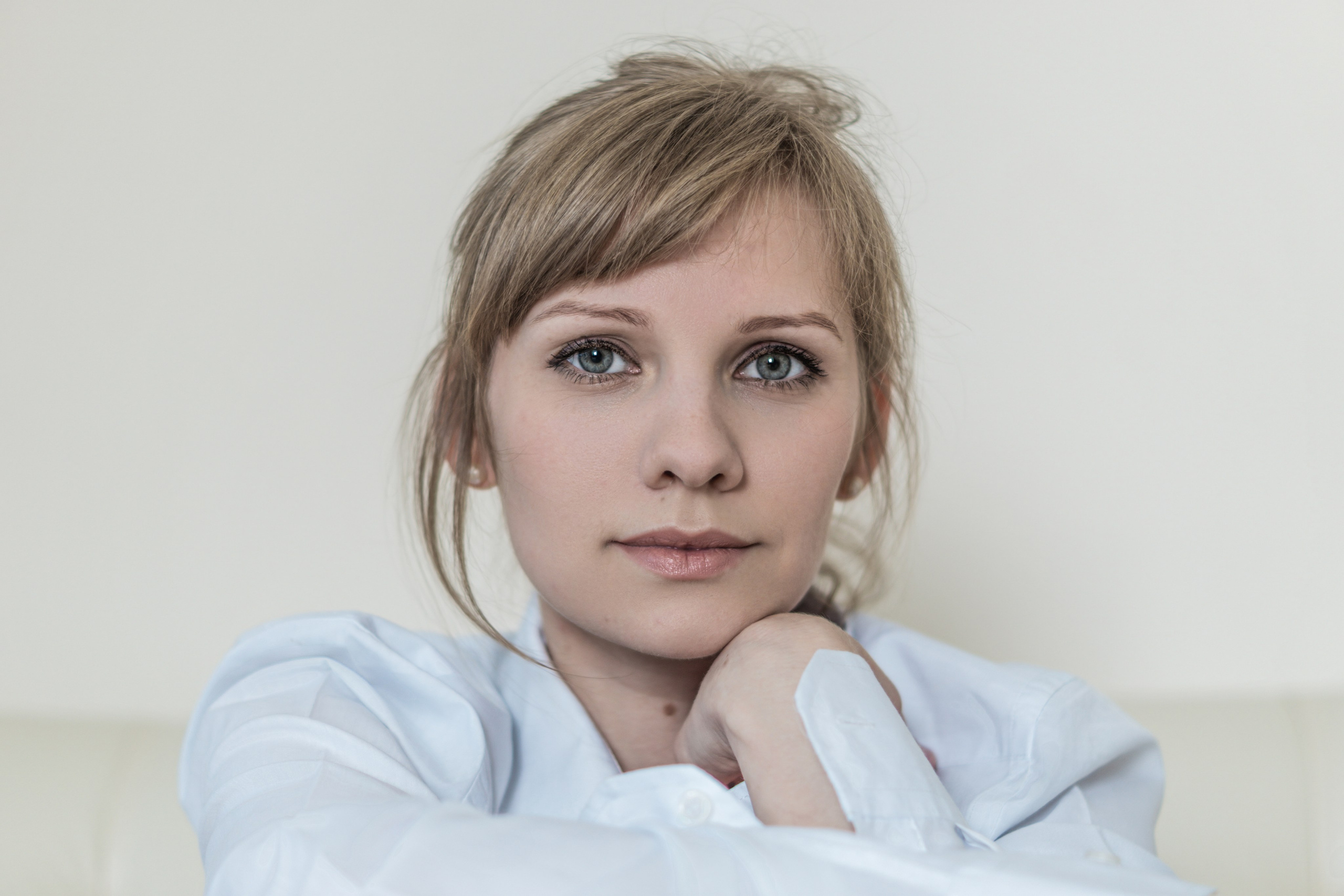 Девушка в белой рубашке