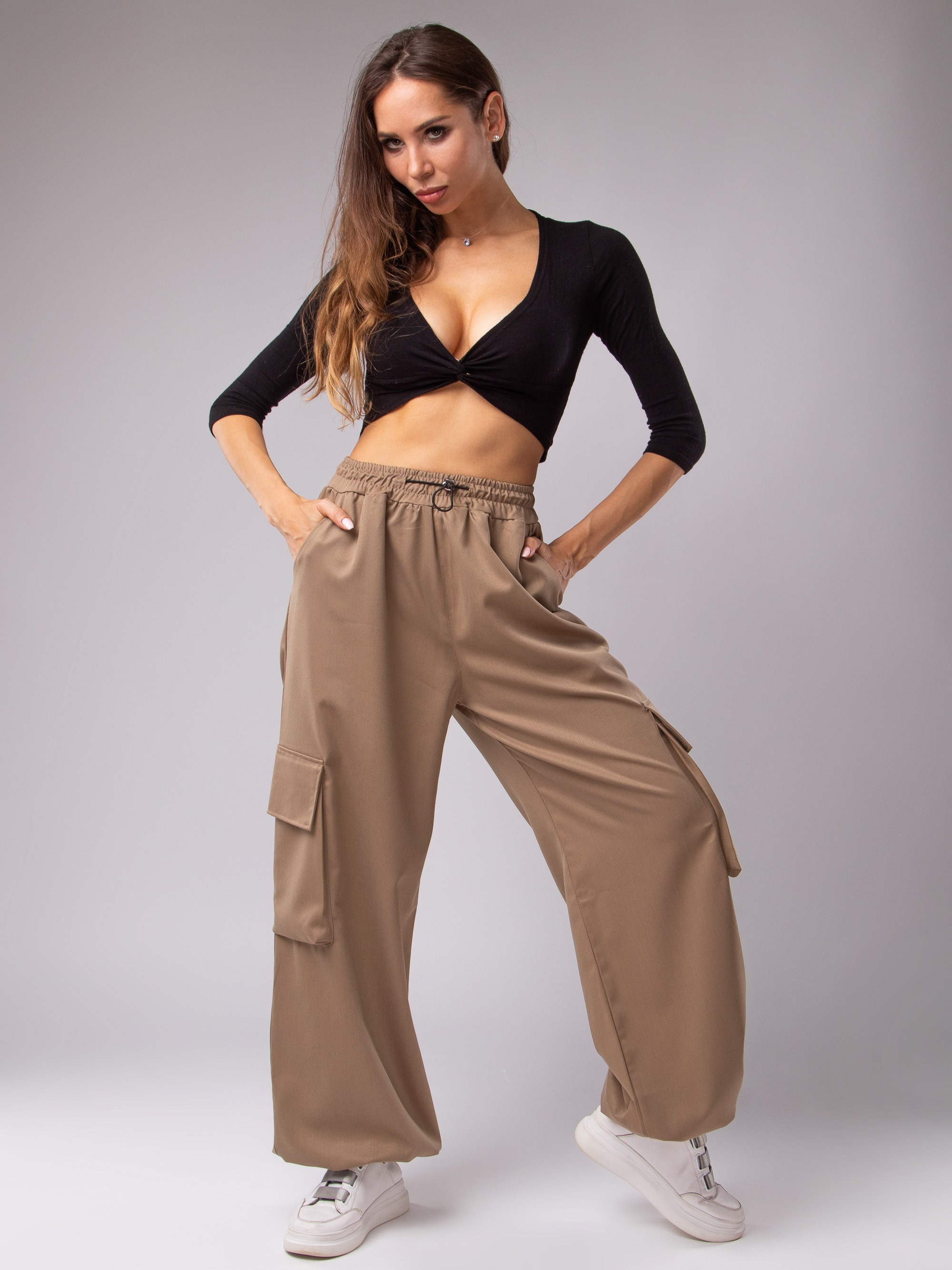 Съемка женских штанов карго в студии