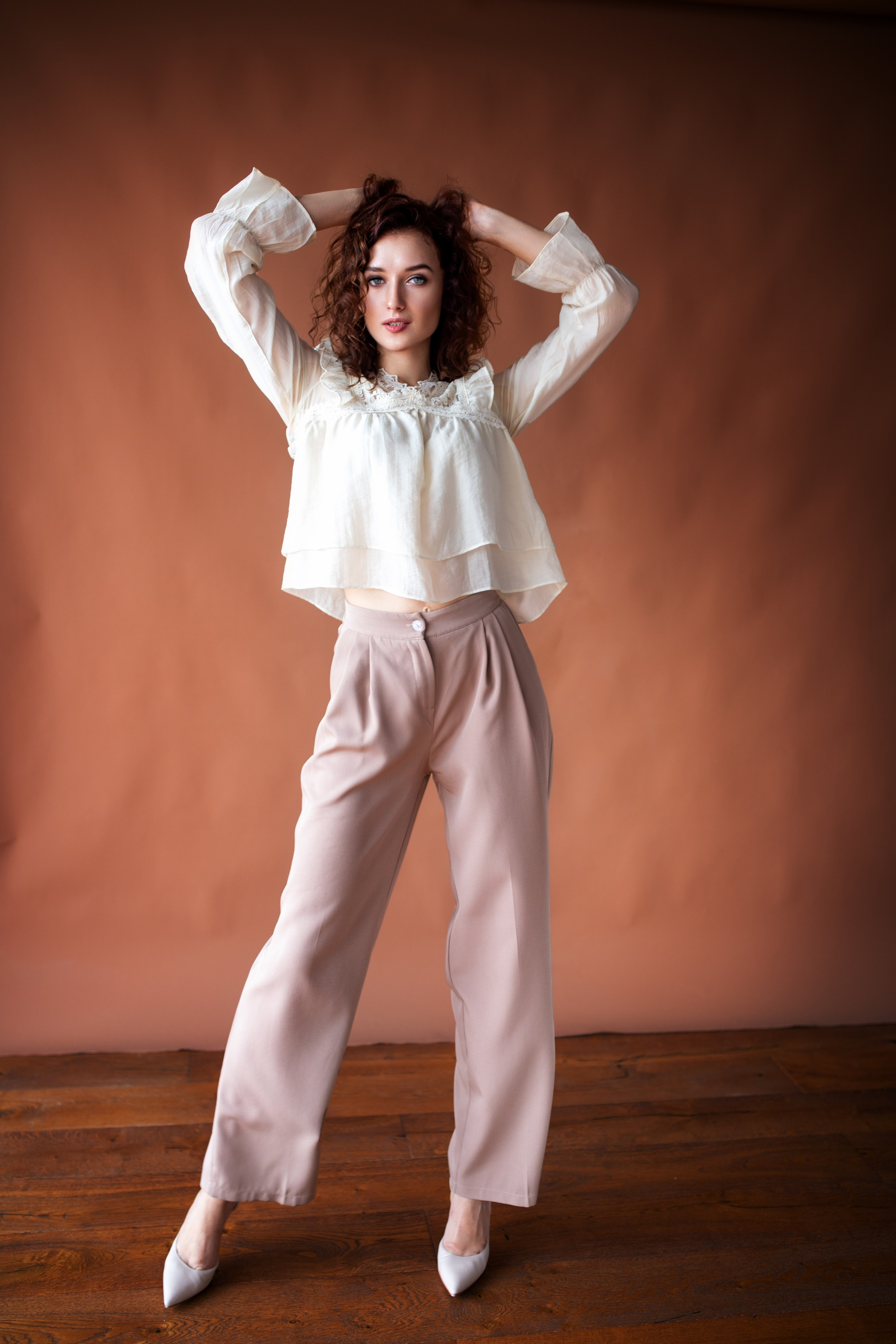 Фотосет с Анастасией в студии с минимальным интерьером в формате для «себя»