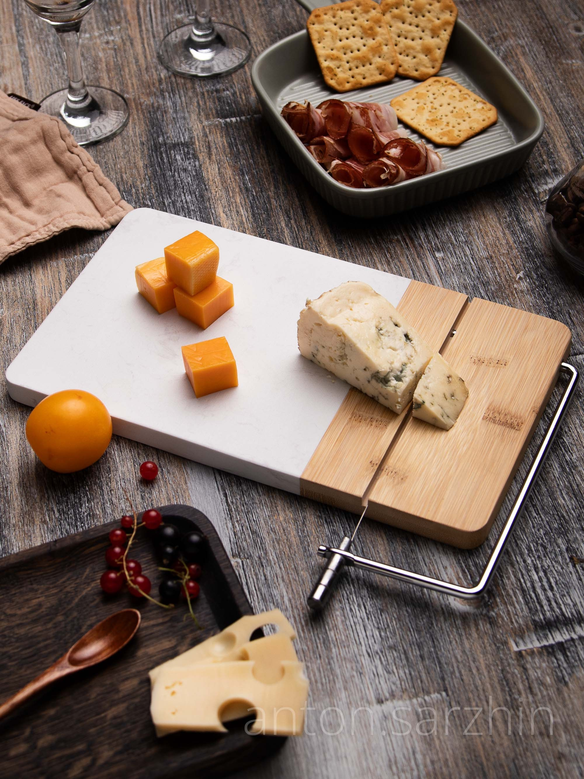 Фуд съемка сыра на сырорезке