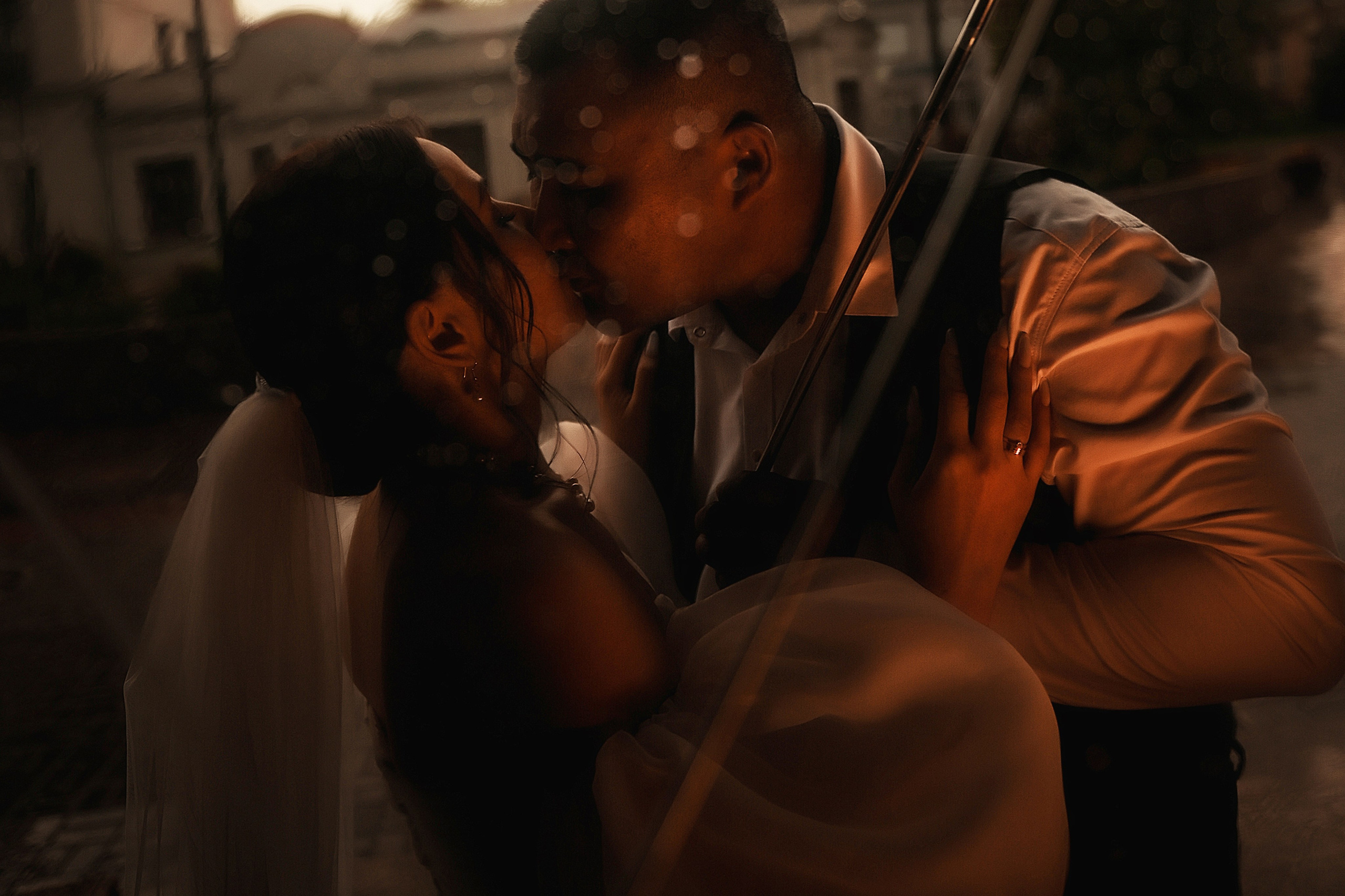 Небольшая свадебная серия в музее и прогулкой под дождем Эльмиры и Ризата. Свадебный, семейный, детский, контент фотограф в Омске Максим Ильин