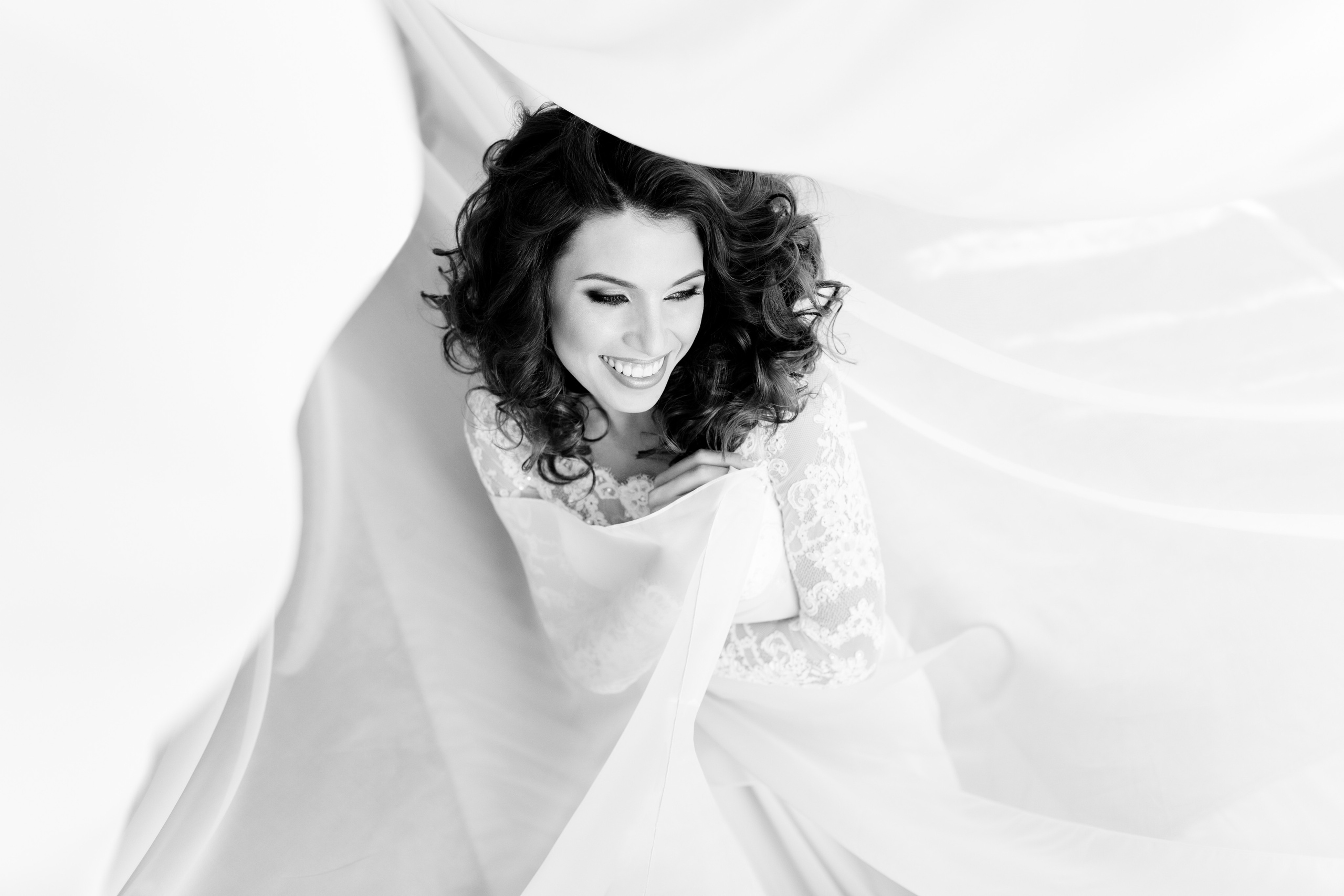 Черно-белый портрет девушки на белом фоне.