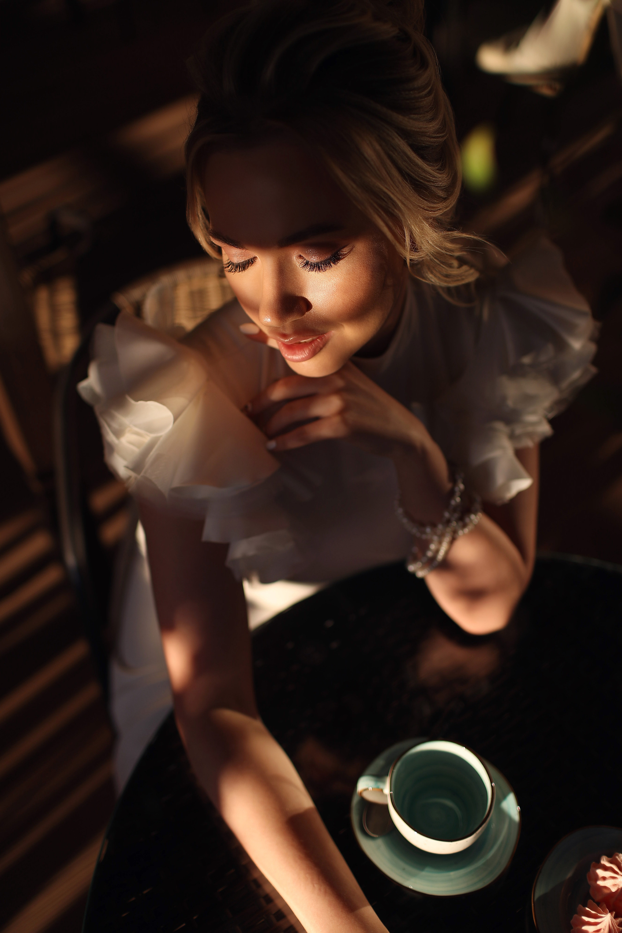 Утро. Кофе. Красивая девушка.