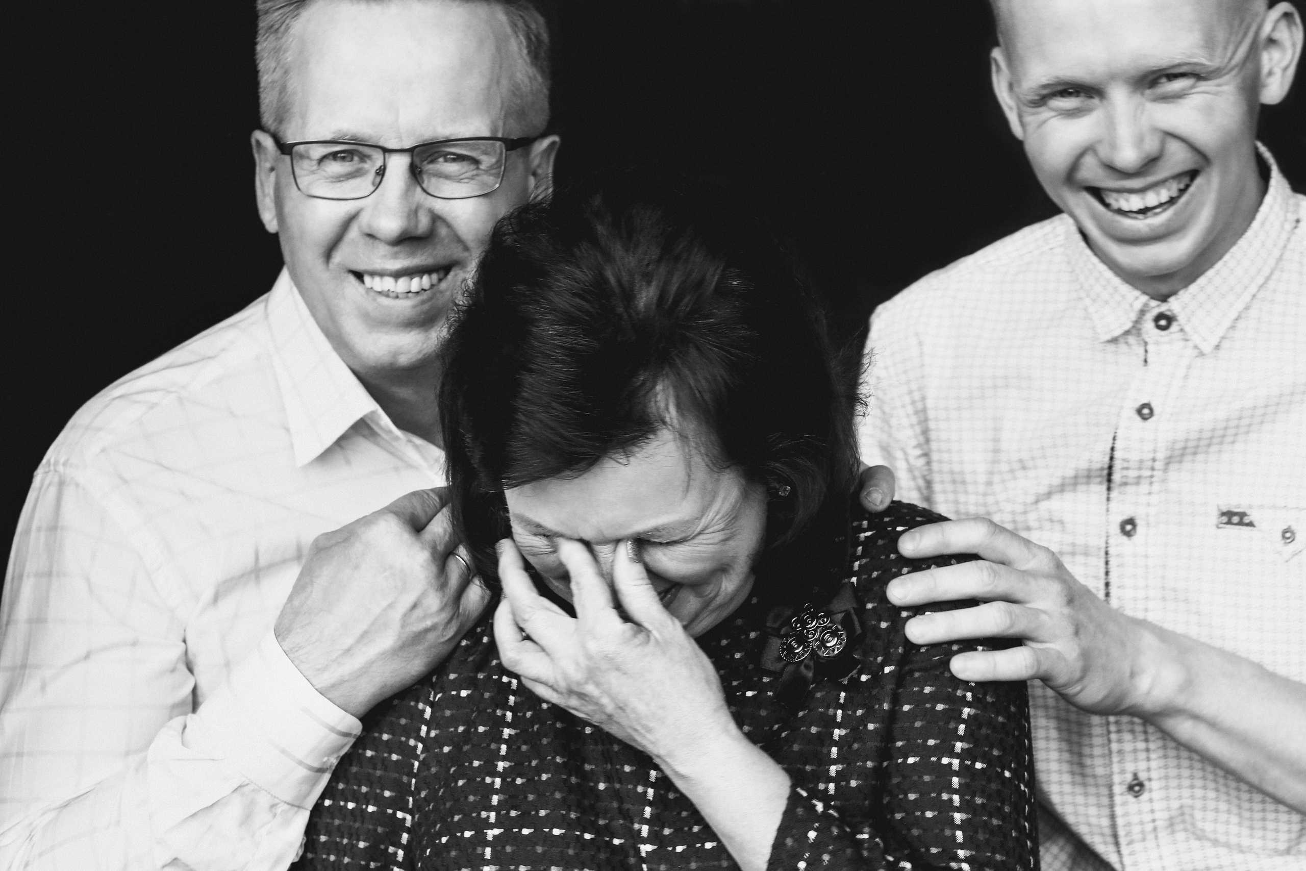 Съемка семьи в фотостудии. Эмоциональный семейный портрет. 