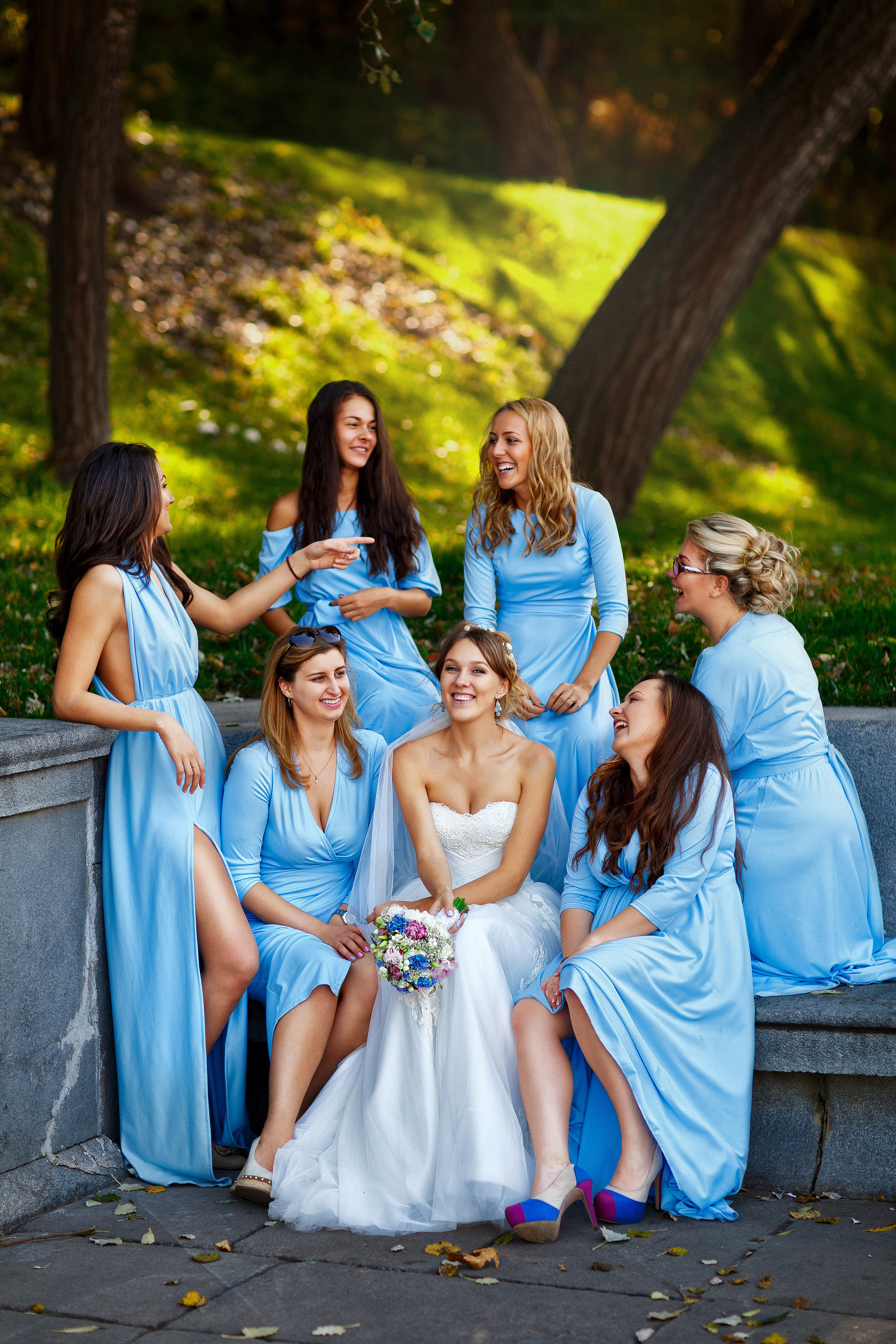 Подружки невесты в одинаковых голубых платьях. Москва, Парк Горького. 