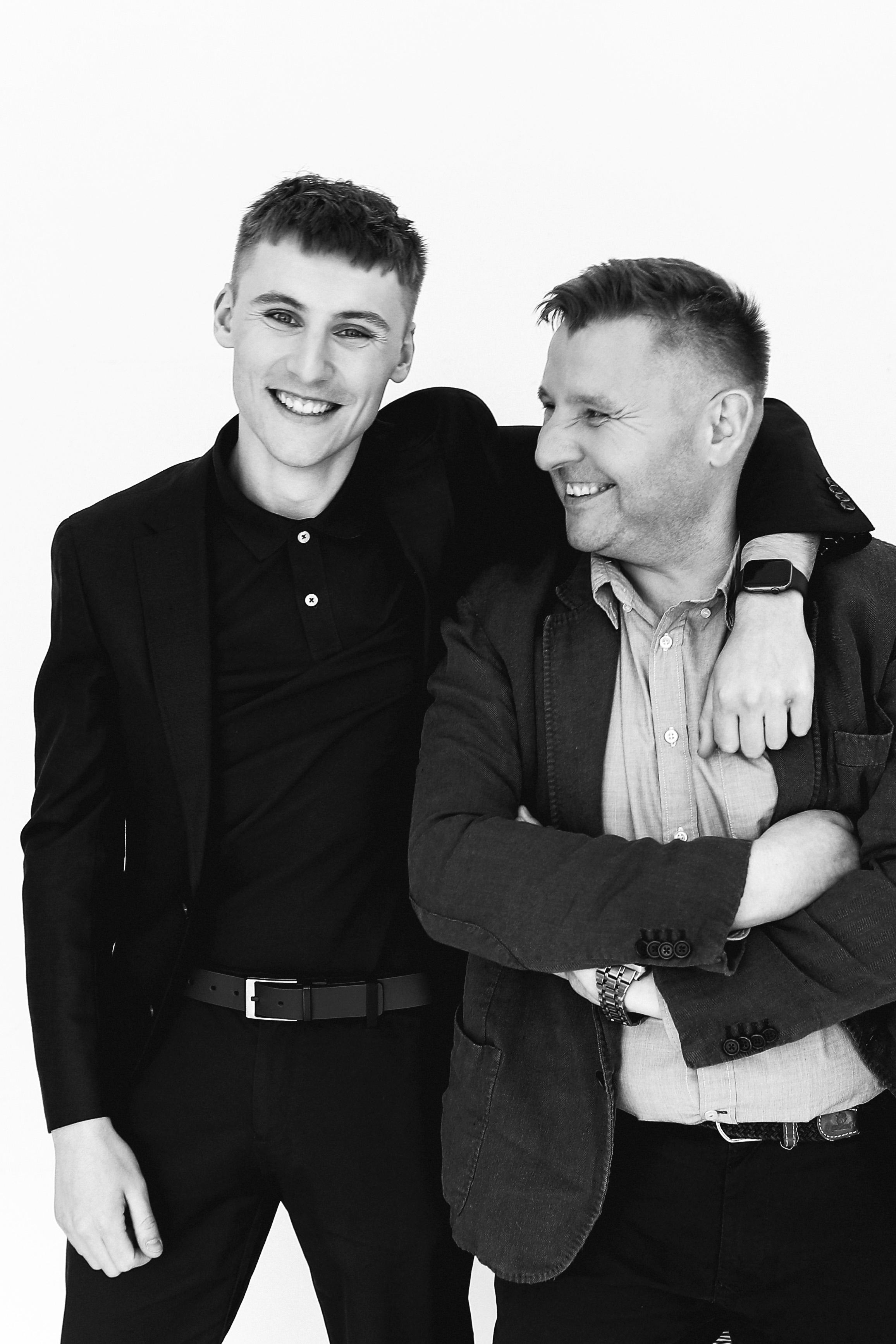 Сын обнимает отца. Снято в студийной циклораме.