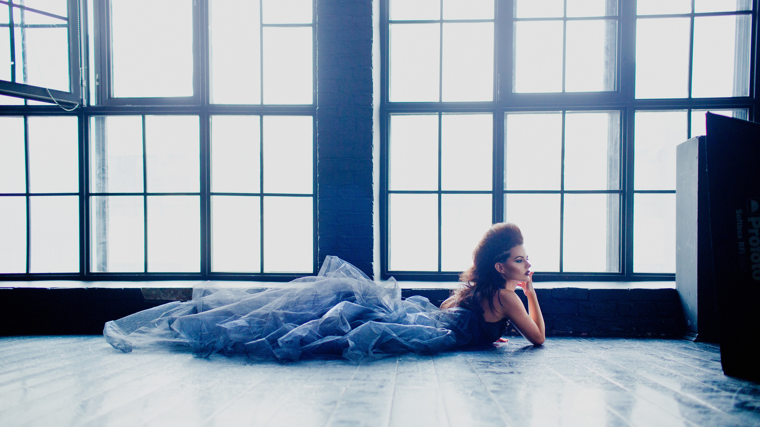 Фотостудия Жуковский. Девушка возле окна.