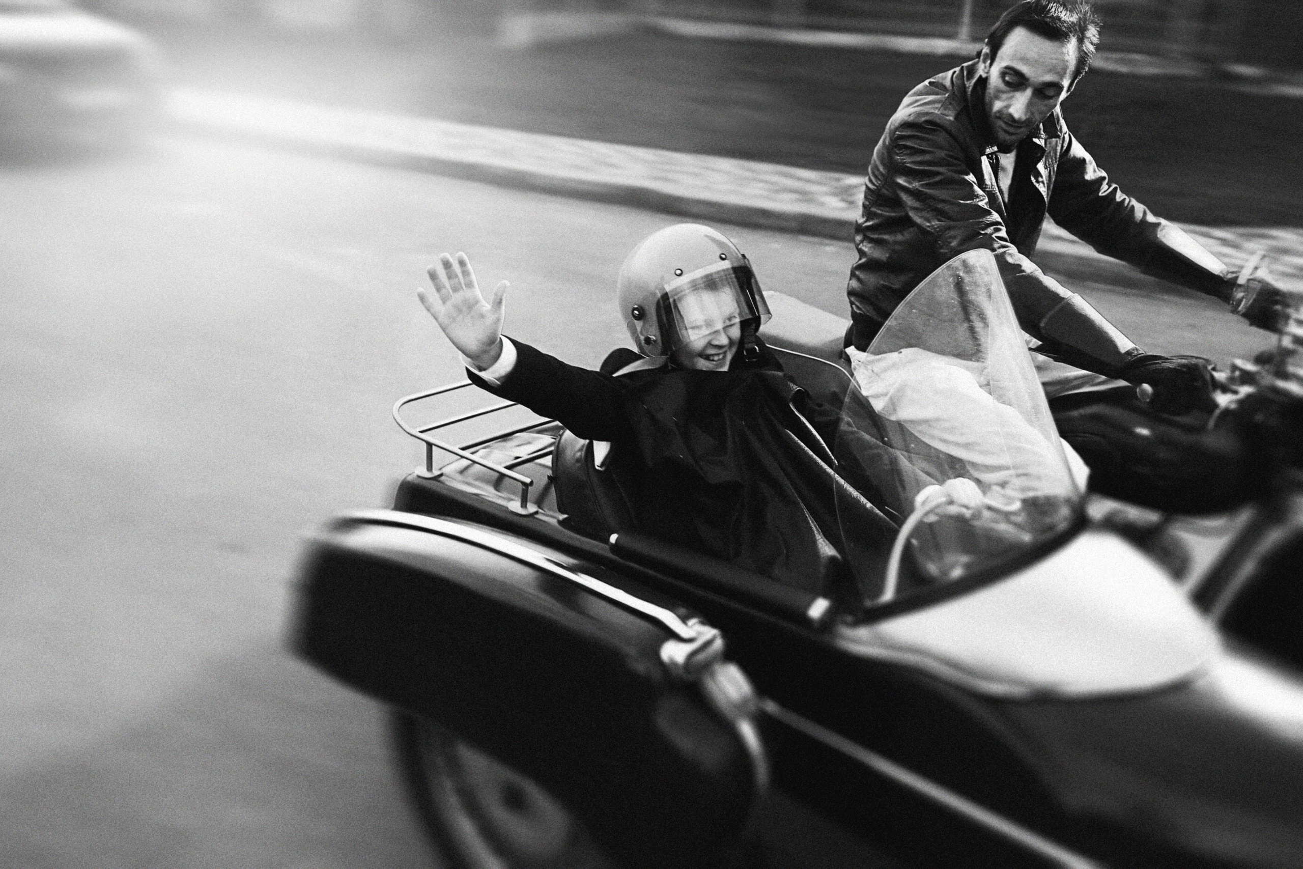 Мальчик с папой едут на мотоцикле "Урал".