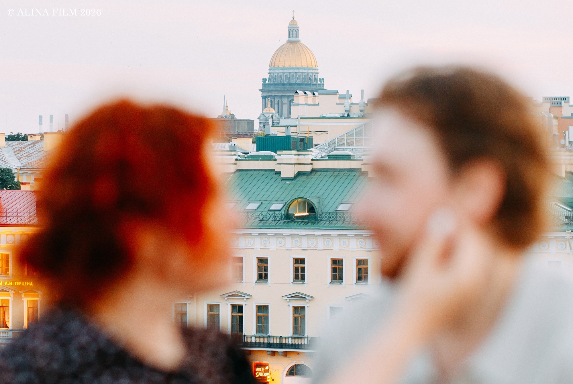 Фртосессия на крыше с видом на Зингер и Казанский собор. Фотограф в Санкт-Петербурге Alina Film
