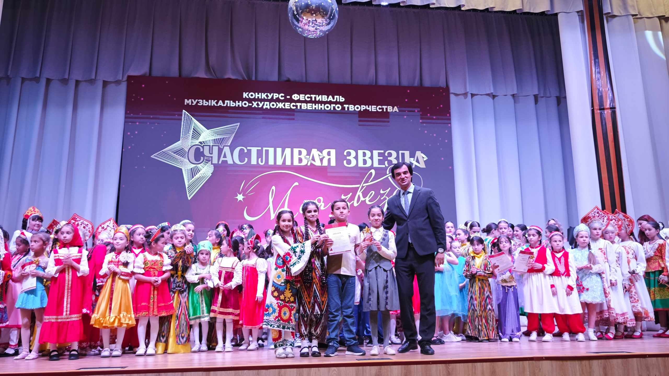 1 ноября 2025 г, г. Бохтар, Таджикистан. Золотое яблочко