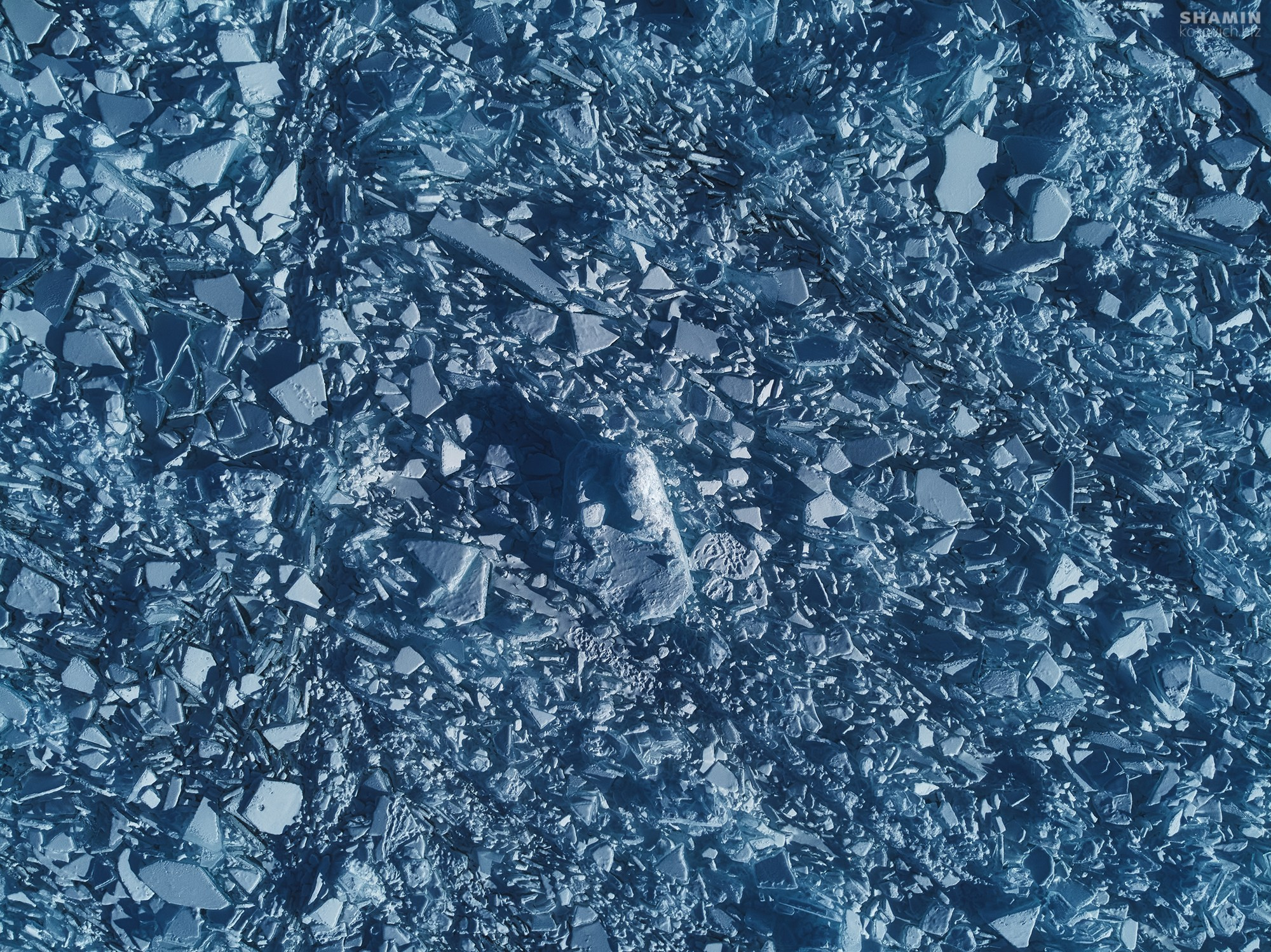 Байкал — пейзажная фотография Константина Шамина. Зимний лёд Байкала, трещины, отражения и прозрачная вода. Художественная и аэросъёмка озера Байкал.