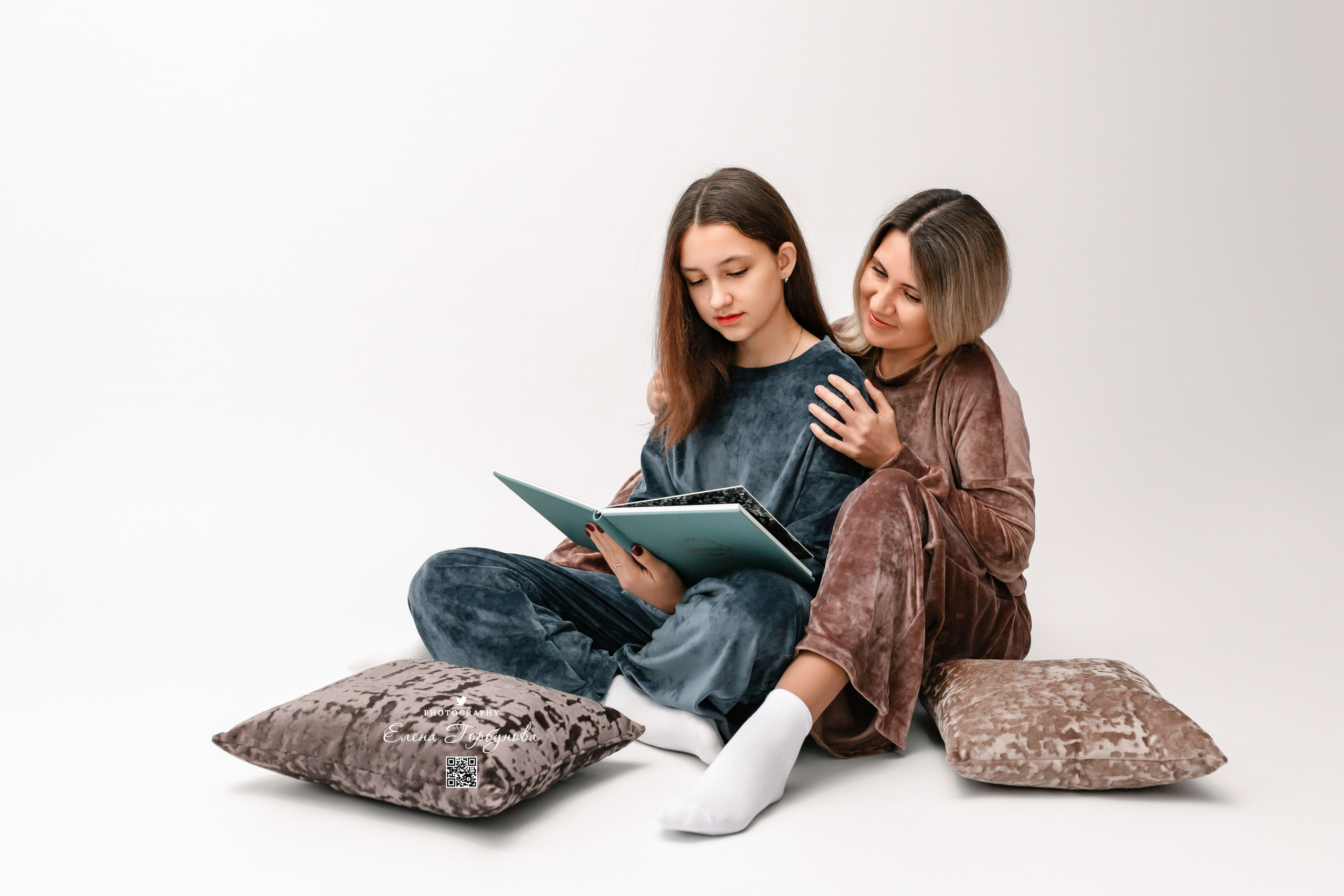 Ольга и Даша. Моя студия. Ноябрь 2024. Фотограф Пермь. Свадьбы. Семья и дети, школа, д. сад. Фотокниги