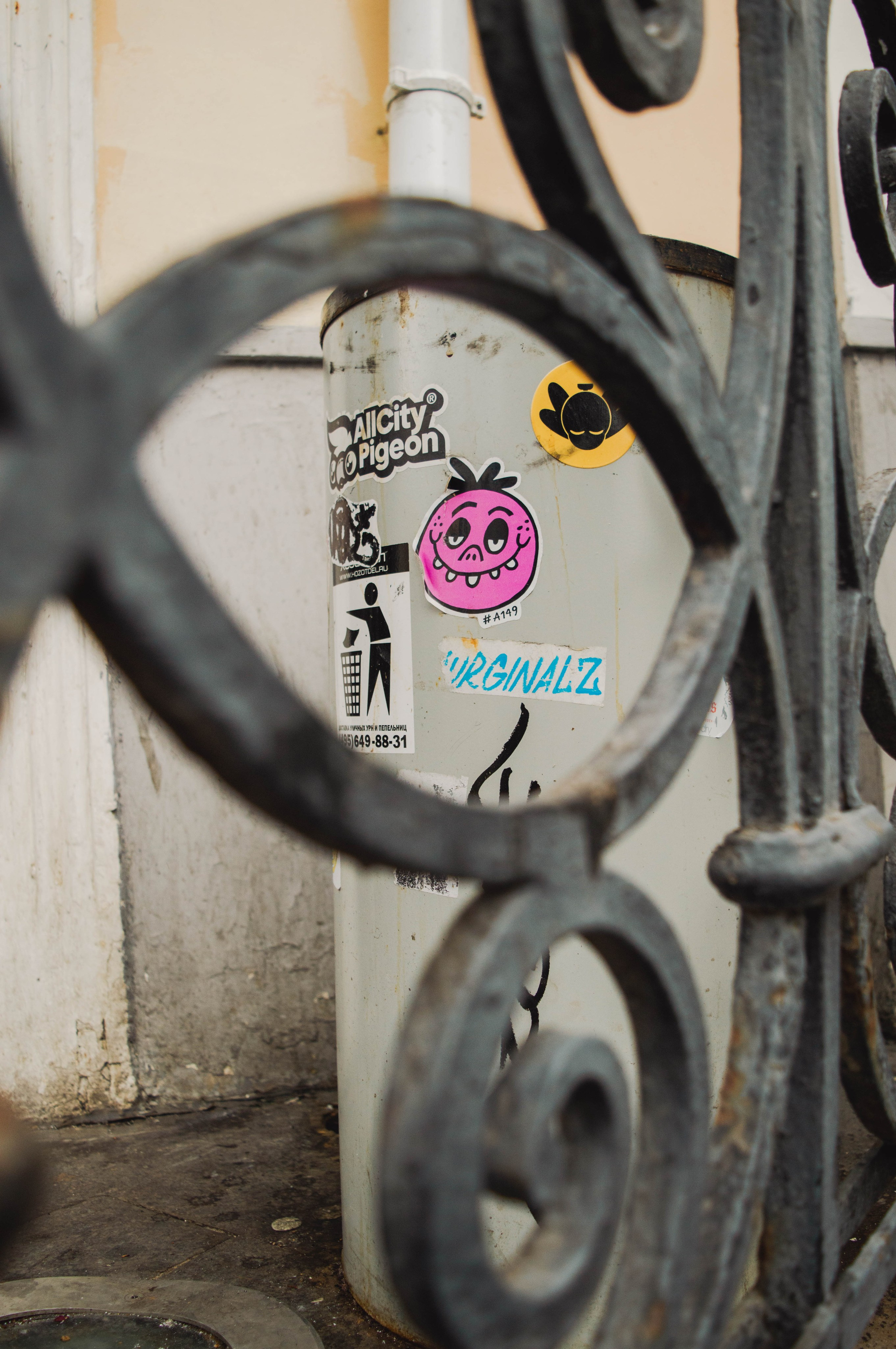 Типология «Стикербомбинг в городе». Фотограф Анастасия Лощакова в Москве