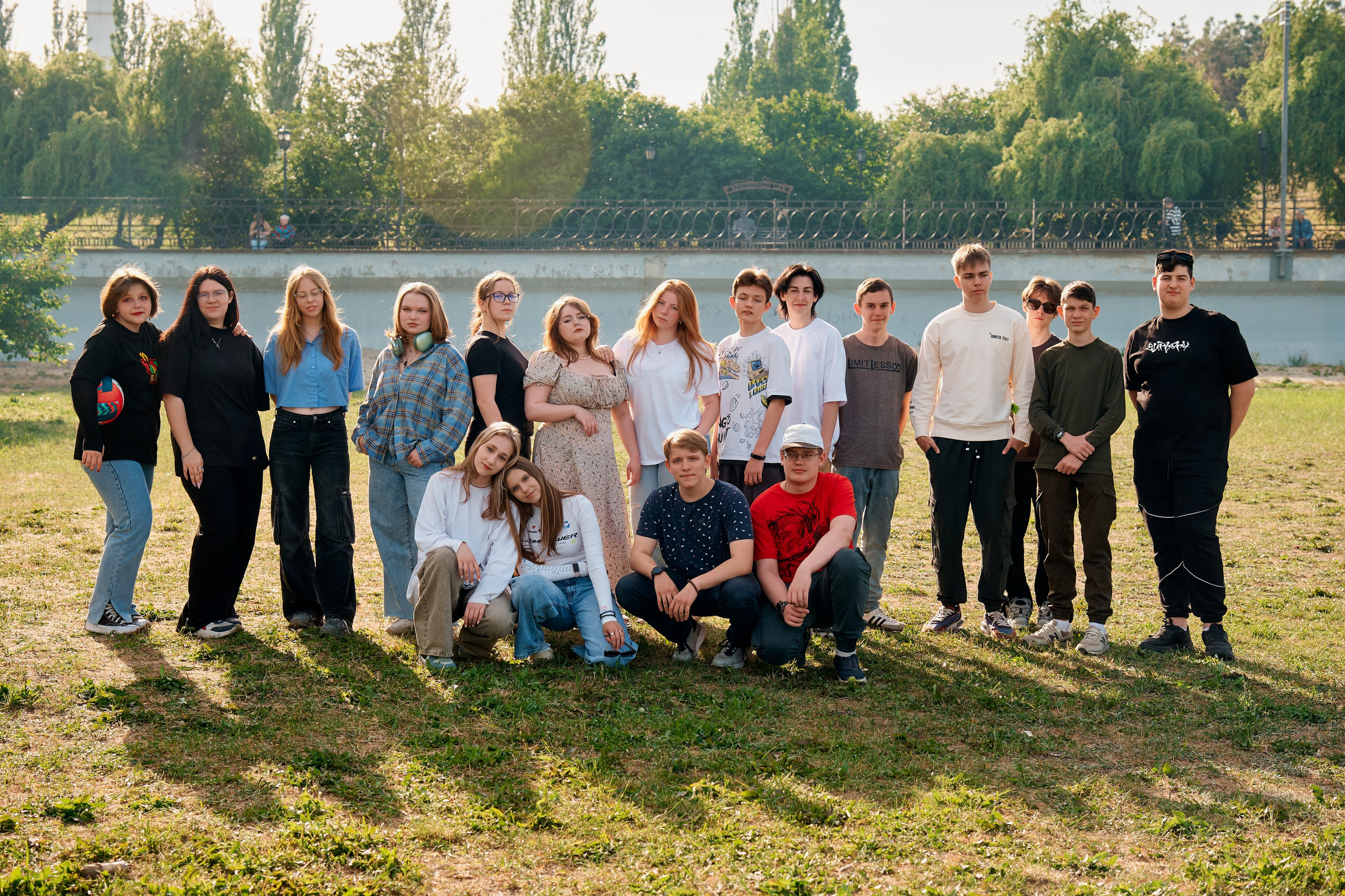 Съемка для папок. Чеховская набережная. Пикник 9 класс. Фотограф Таганрог Анна Трайжон