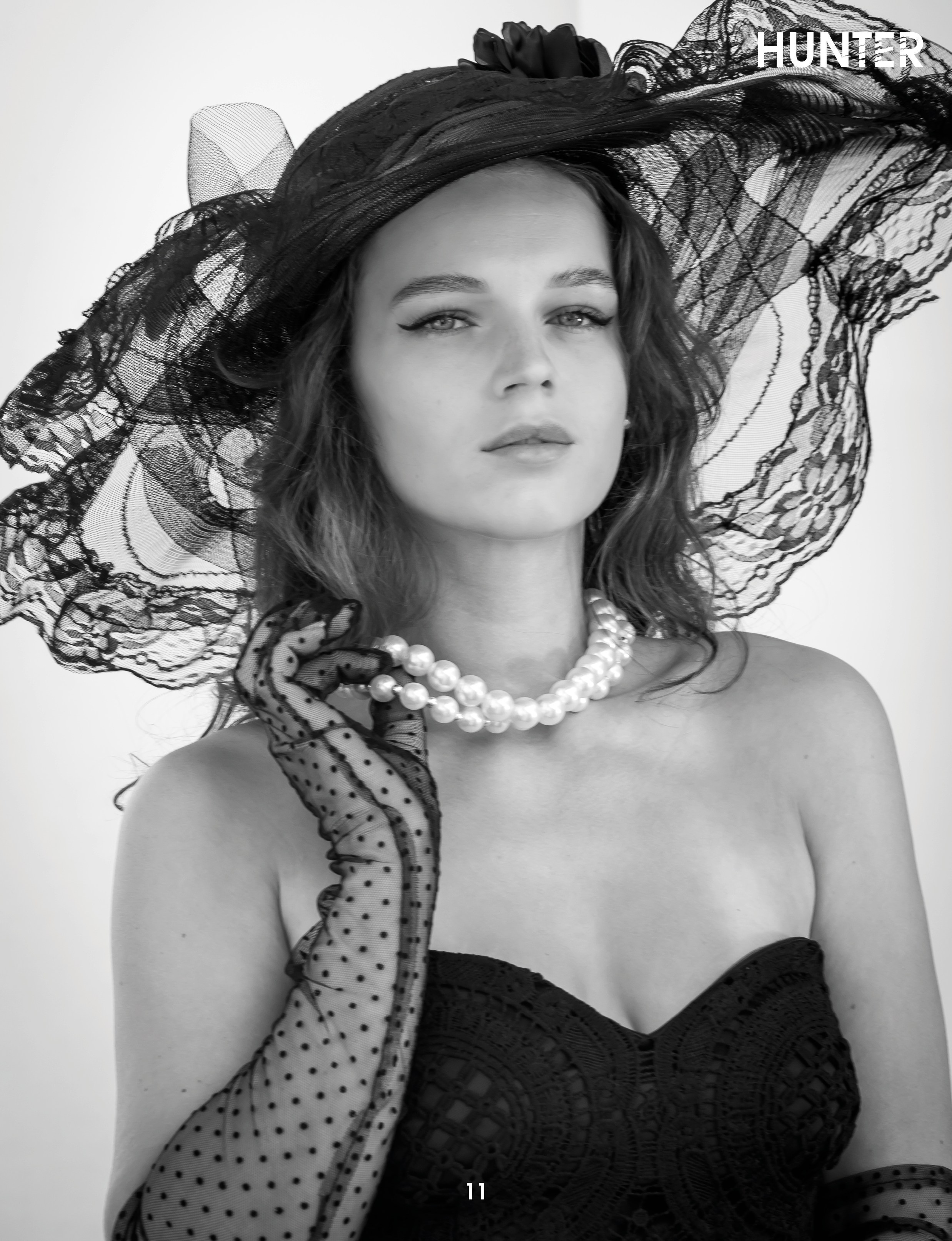 Модель в шляпе и жемчуге, чёрно-белый портрет на солнце • фотограф Карасёва Елена