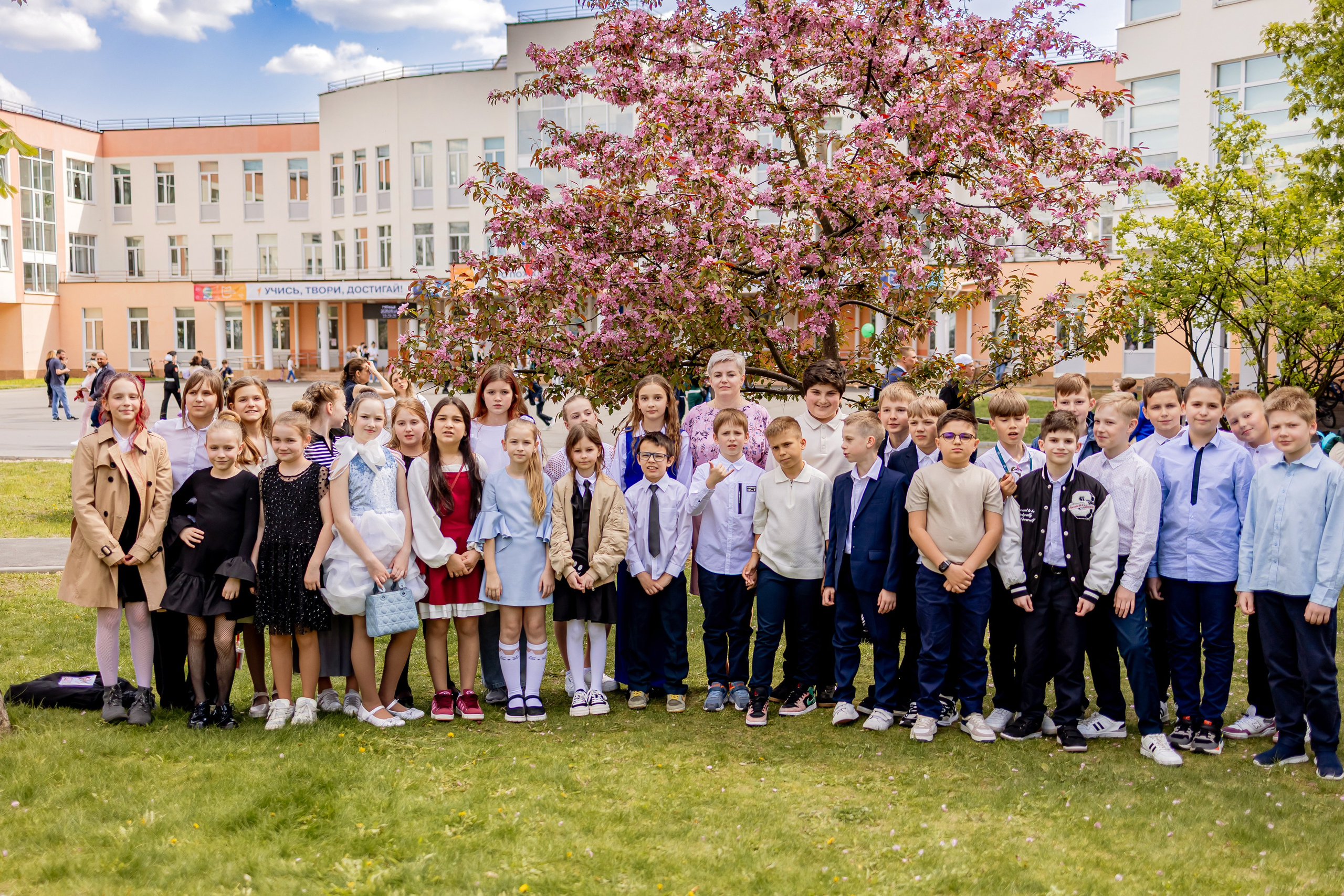 Выпускной в начальной школе на улице. Фотограф и видеограф Москва. Свадебный фотограф, видеограф. Выпускные альбомы. Оживающие альбомы