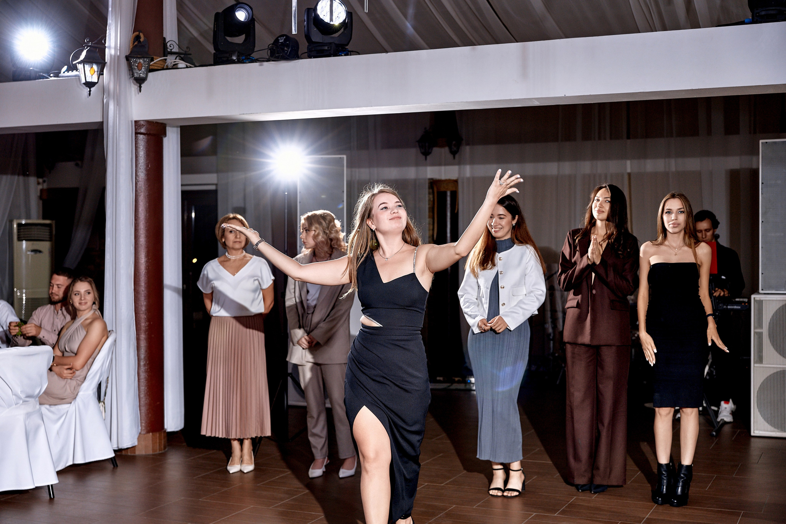 Уверенная участница свадебного конкурса в Ульяновске — победная поза и королевская осанка. Фотограф Елена Орешина