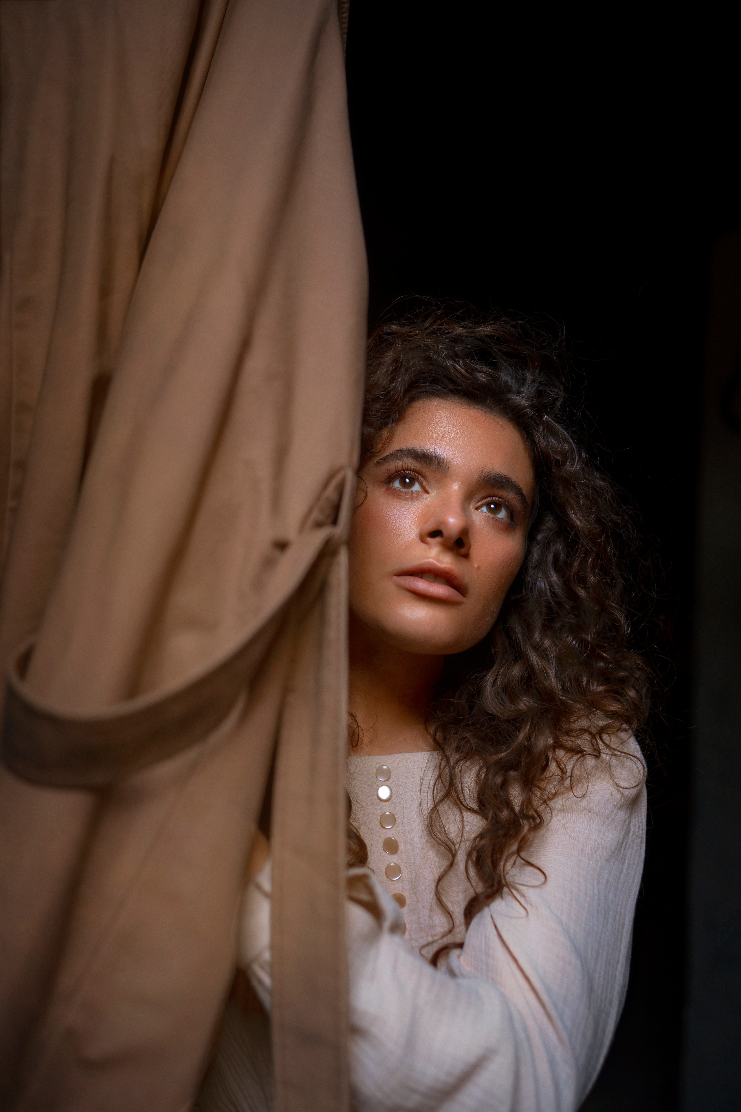 Обработка уличной фотографии в заброшенном помещении красного треугольника