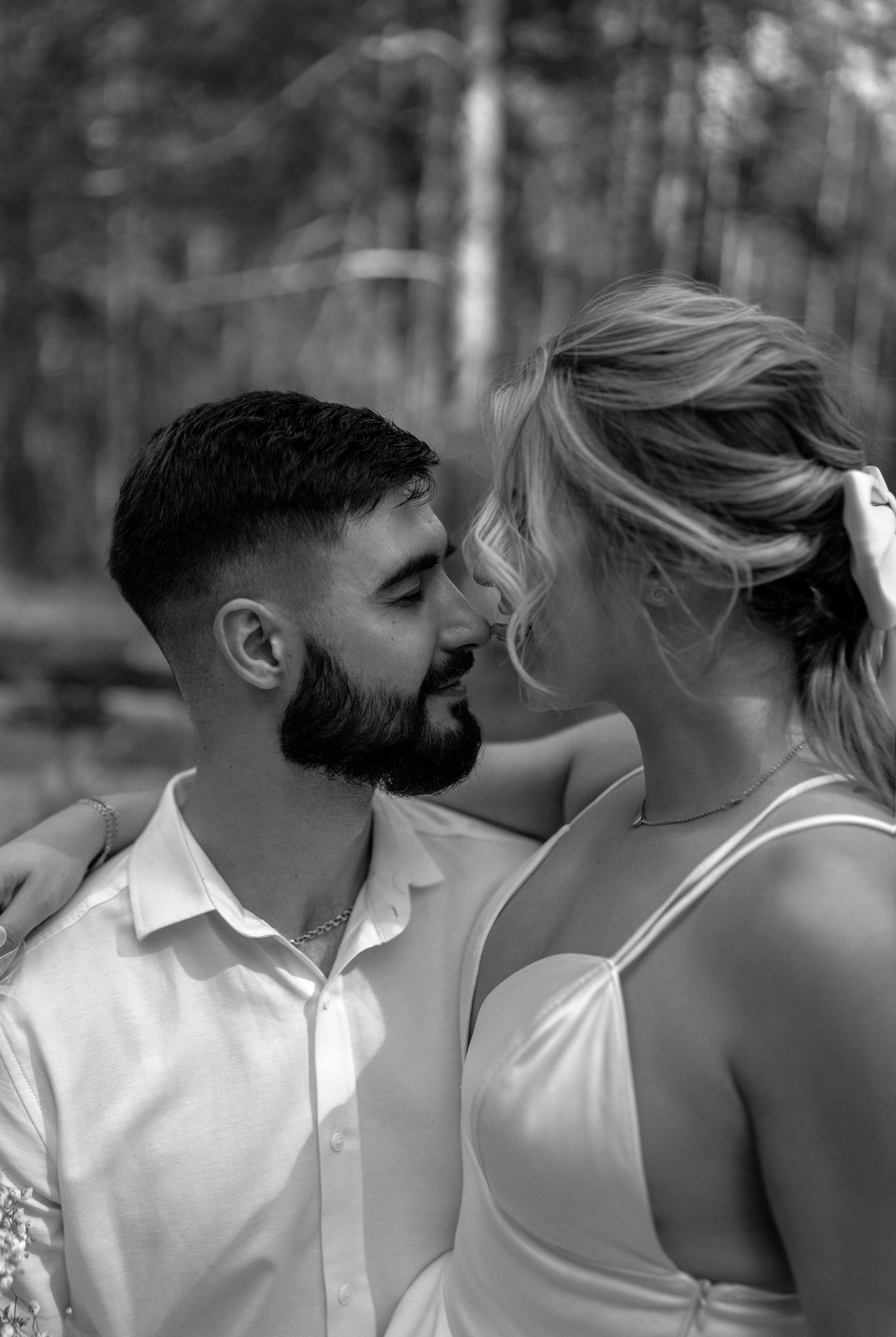 Девушка нежно целуетт своего молодого человека в нос