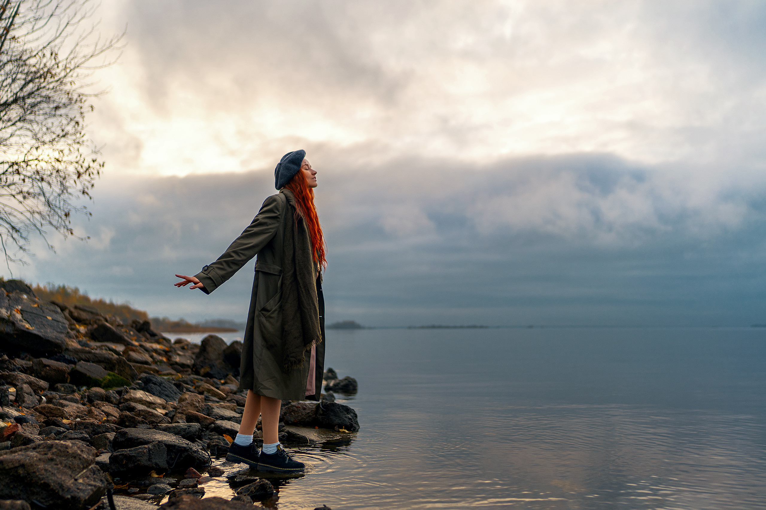 Девушка стоит на берегу финского залива